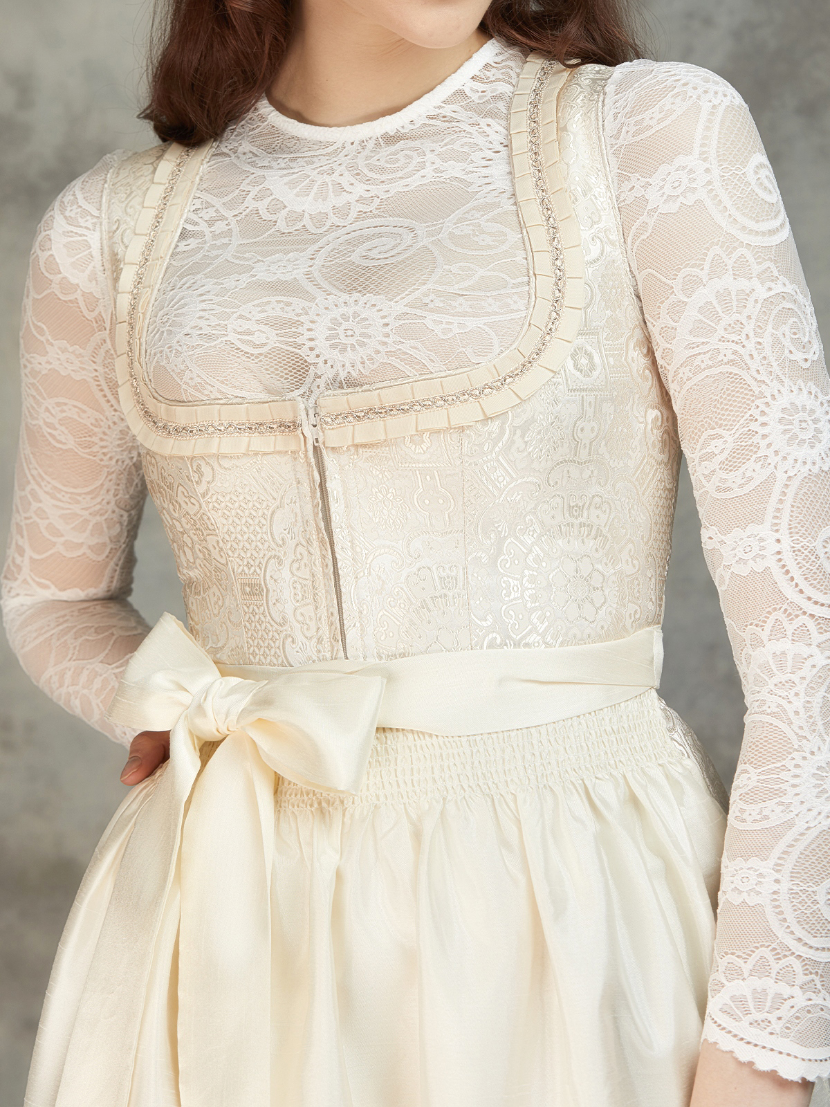 Grünes Dirndl mit weißer Bluse