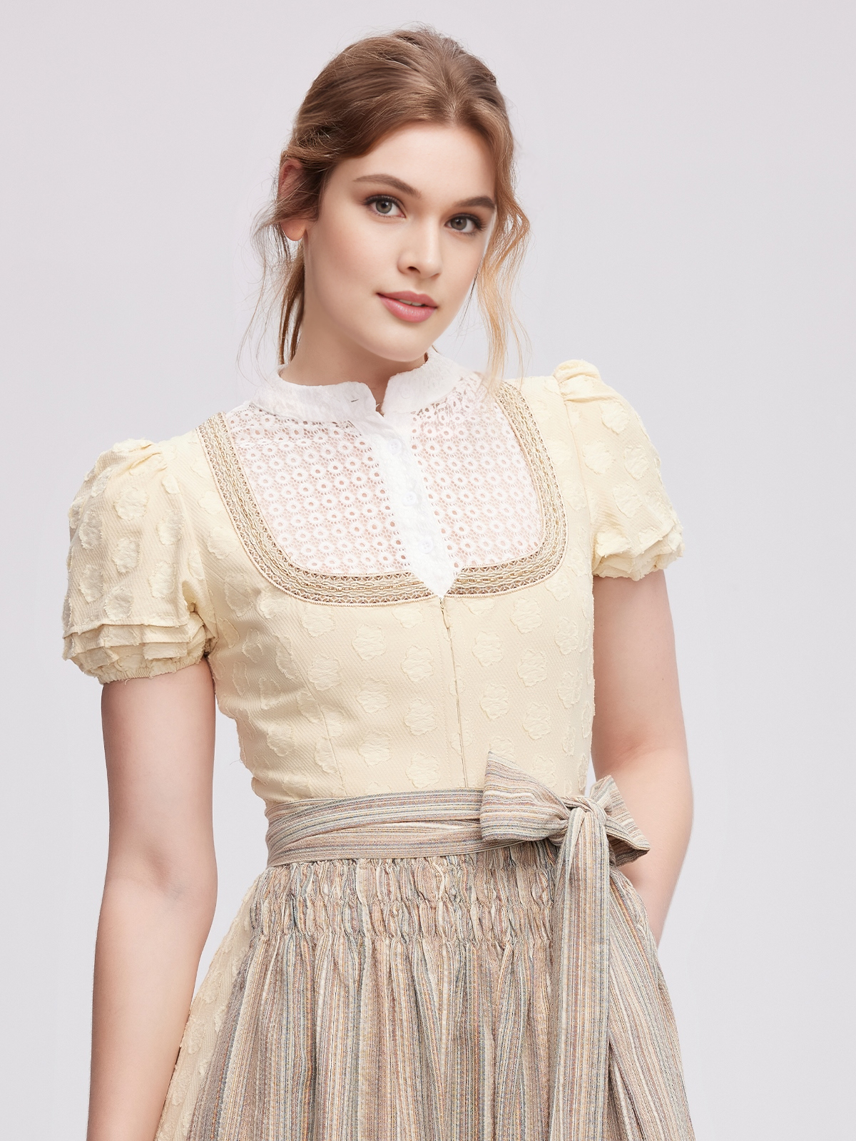 Dirndl mit Herzausschnitt in Gelb