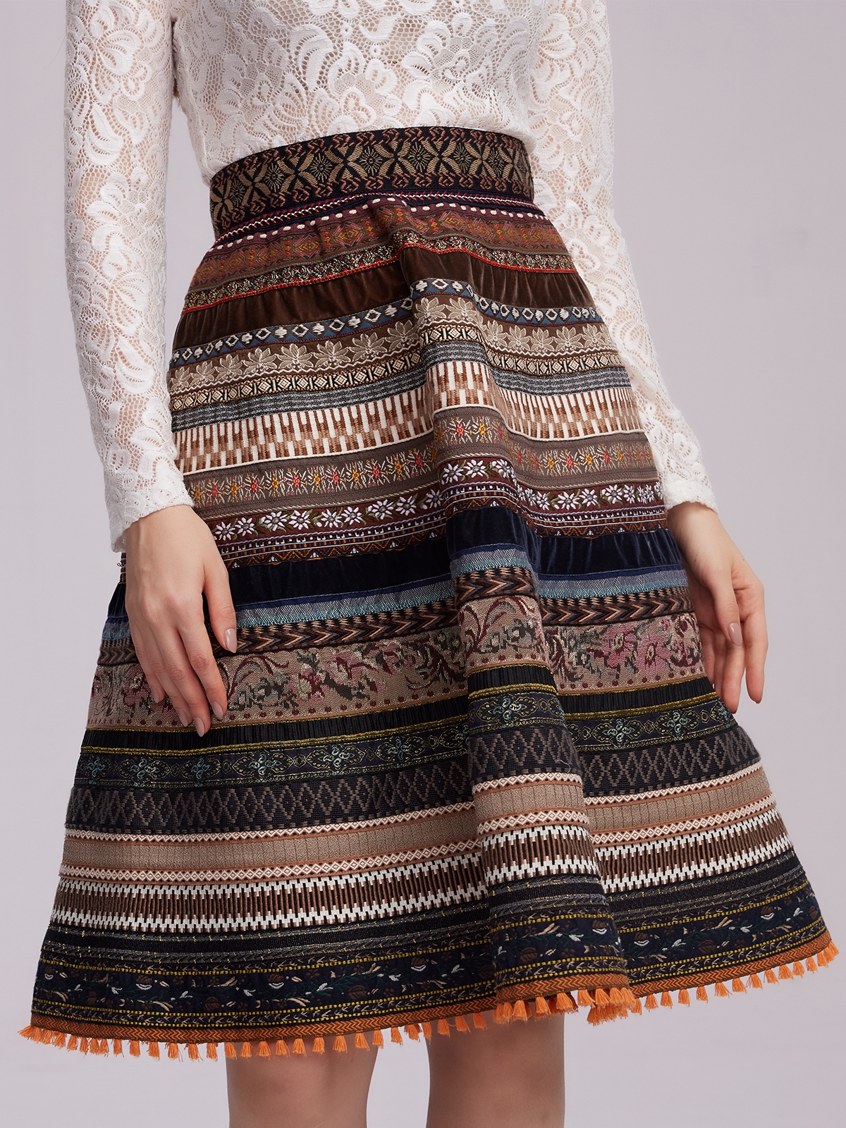 Modernes rot blaues Dirndl mit schlankem Schnitt