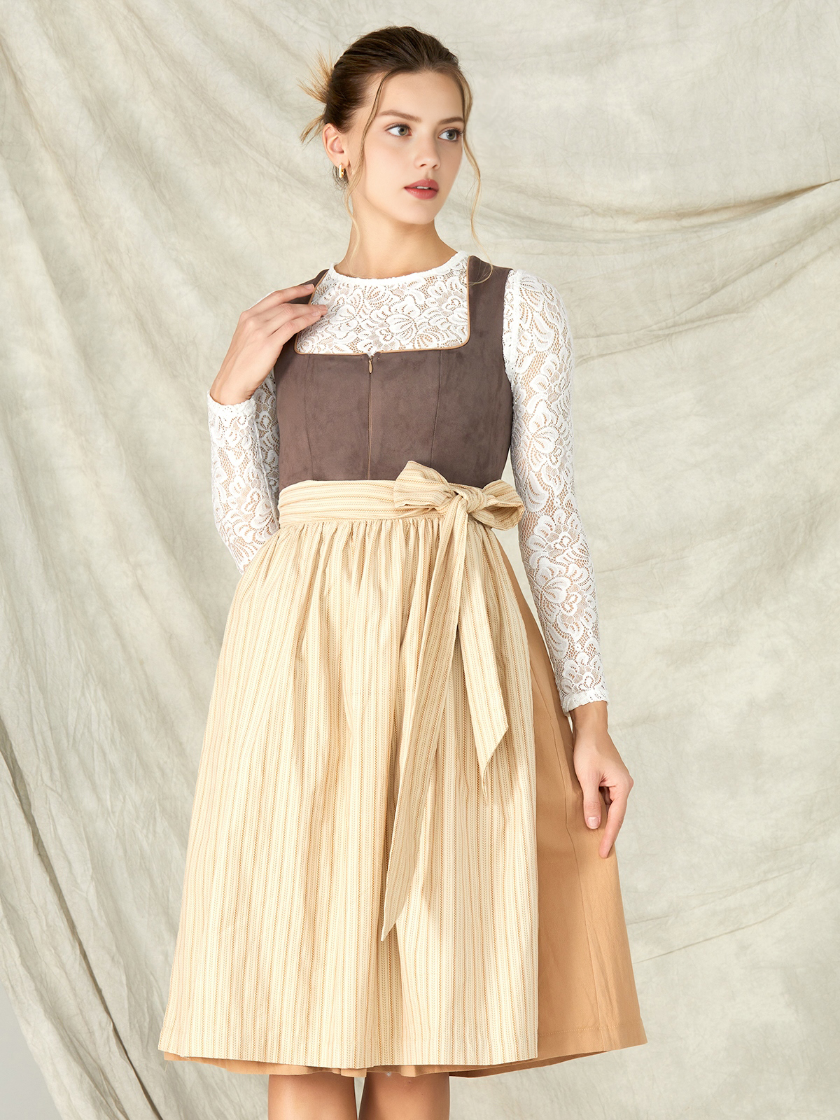 Braunes Dirndl mit traditionellem Schnitt