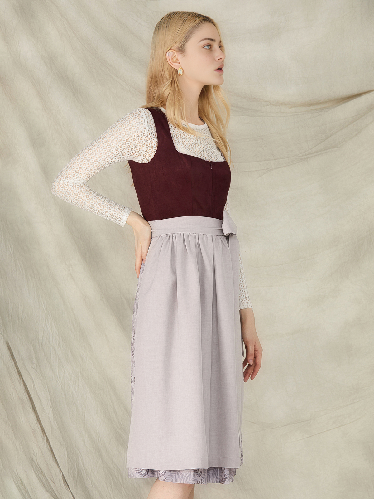 Dirndl Bluse in Lila – Eleganz und Tradition vereint