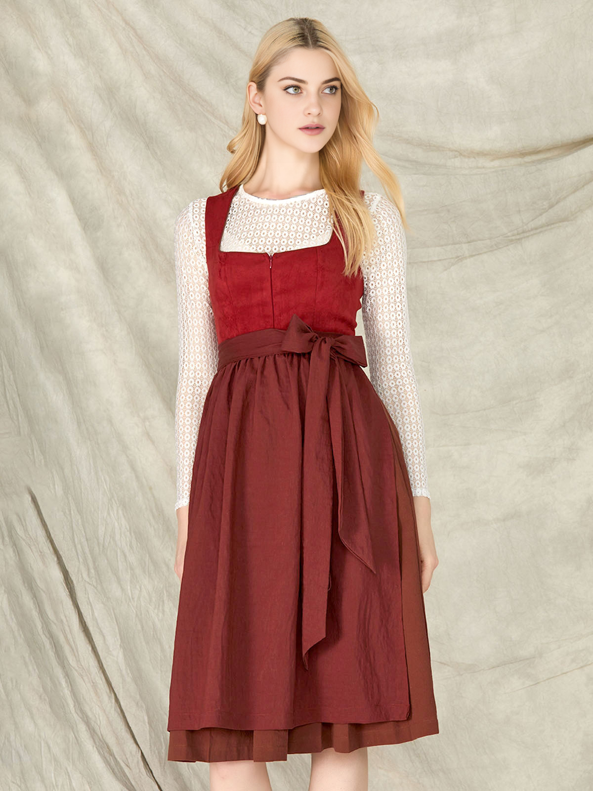 Rosa Dirndl mit floralen Details