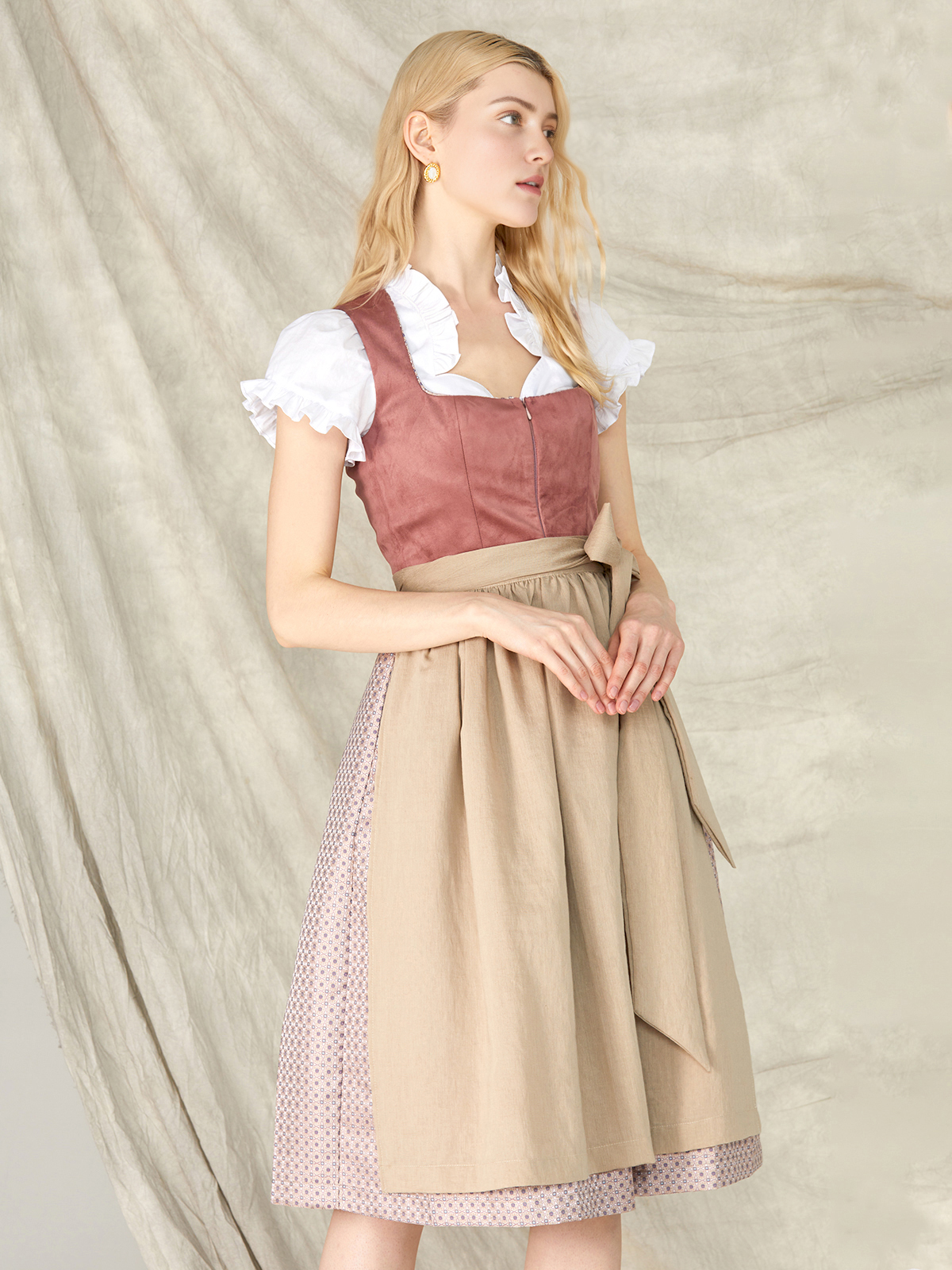 Dirndl in Rosa mit passender Bluse