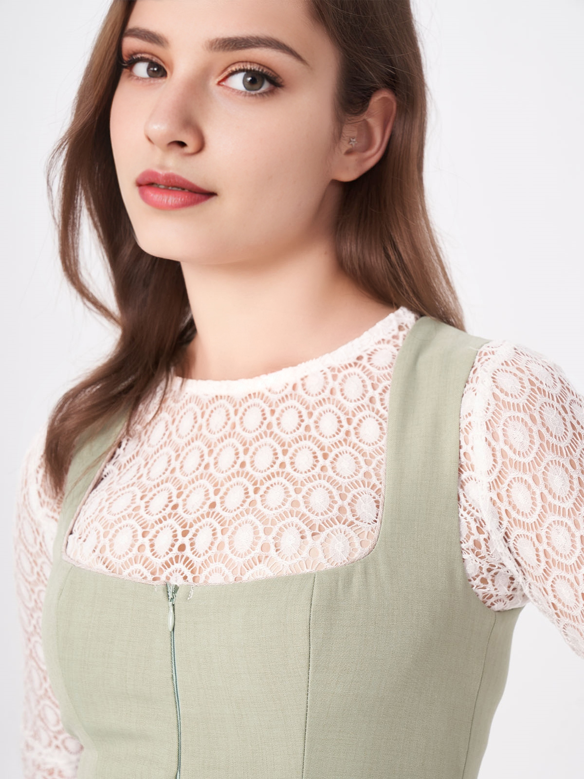 Modernes Dirndl in Grün mit tailliertem Schnitt