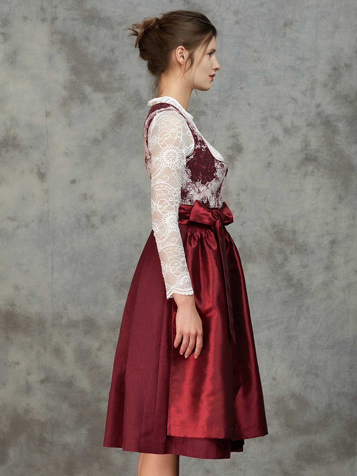 Modernes rotes Dirndl mit eleganter Taillenbetonung