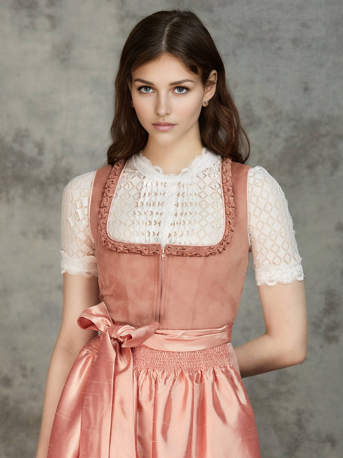 Dirndlbluse in Rosa mit Spitzenbesatz