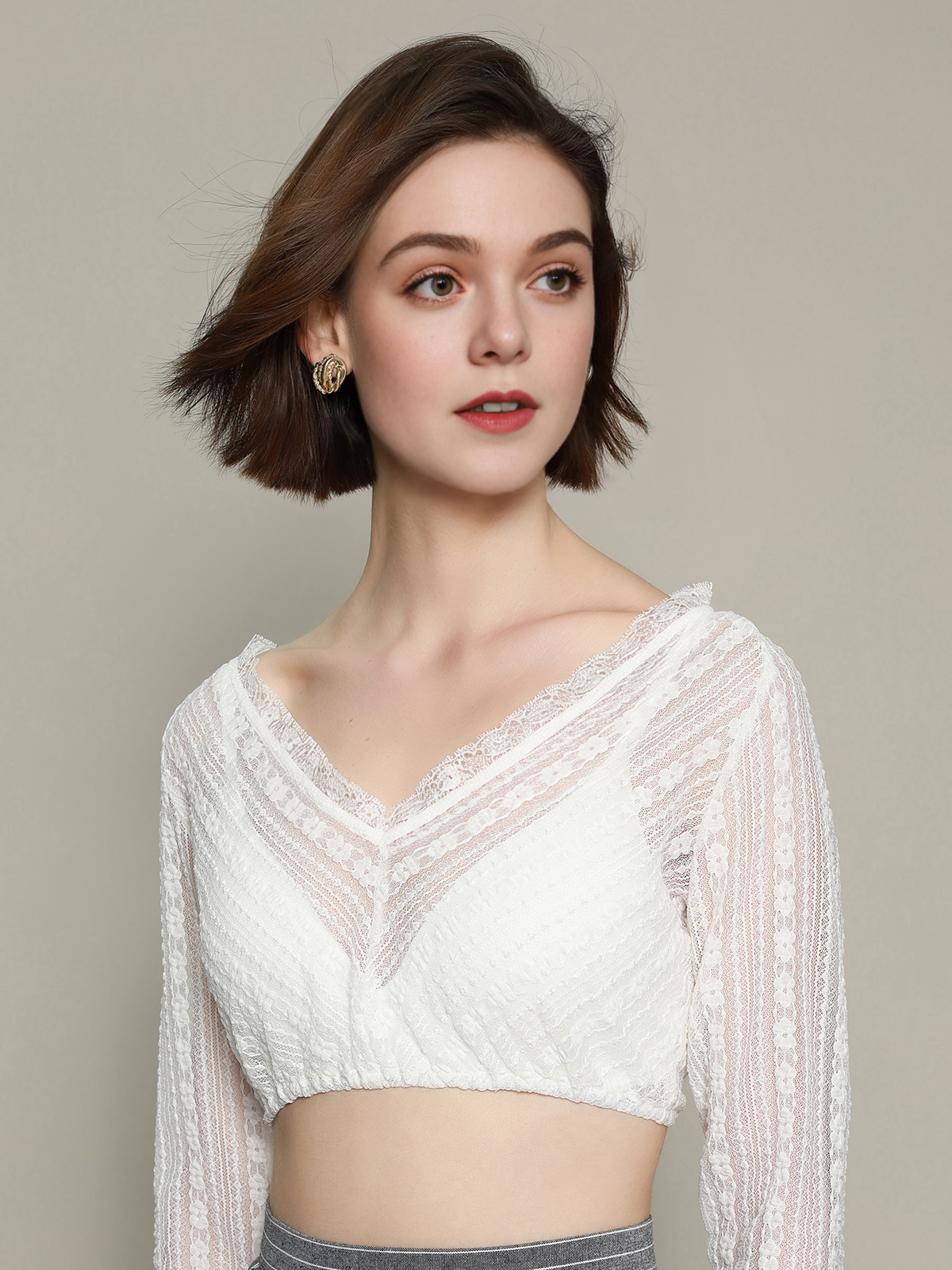 Modernes Dirndl in Weiß mit femininen Details