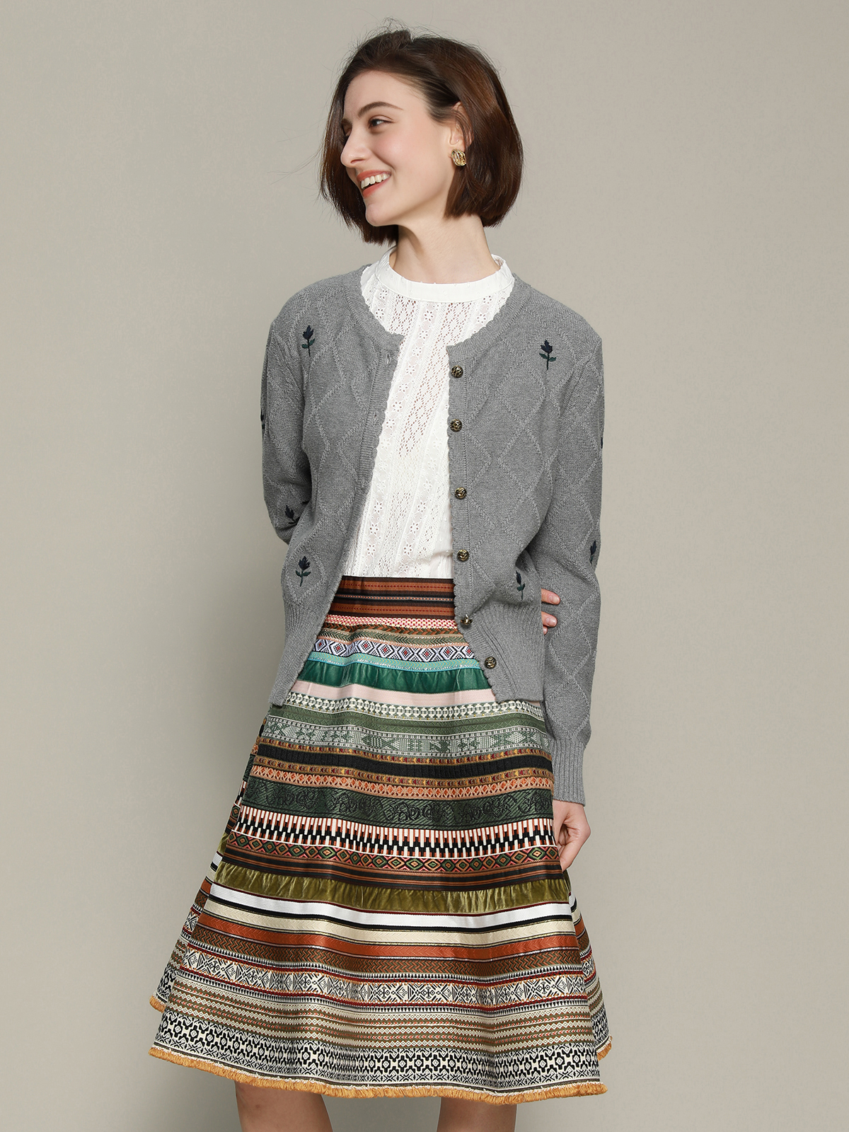 Modernes Dirndl in Grün mit figurbetonter Silhouette