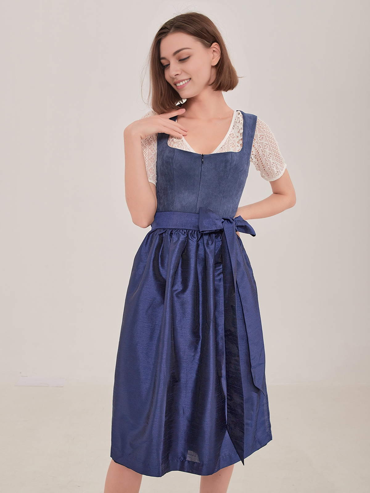 Dirndl samt blau – Eleganz und Tradition vereint