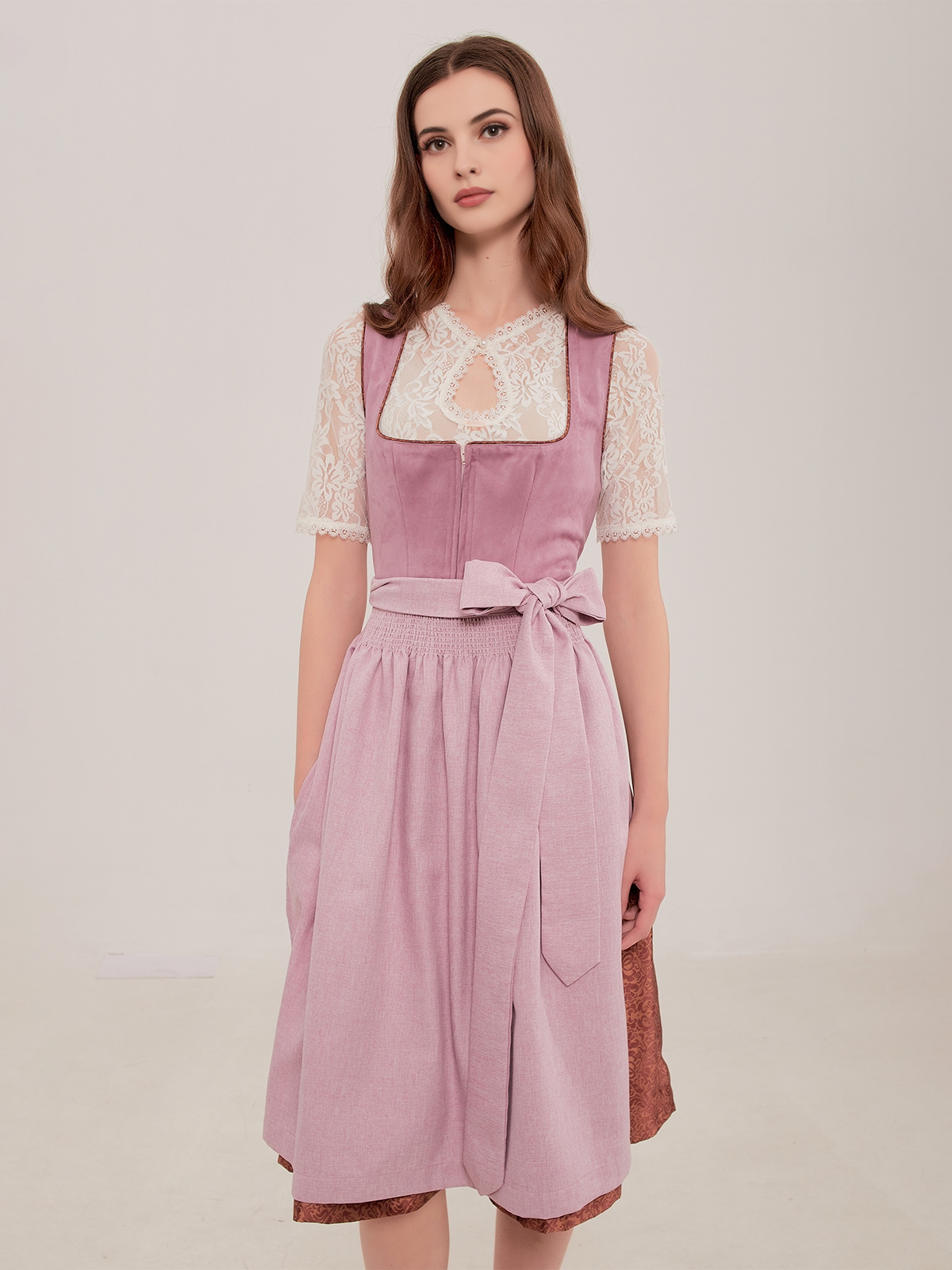 Modernes Dirndl in Lila – perfekt für den urbanen Look