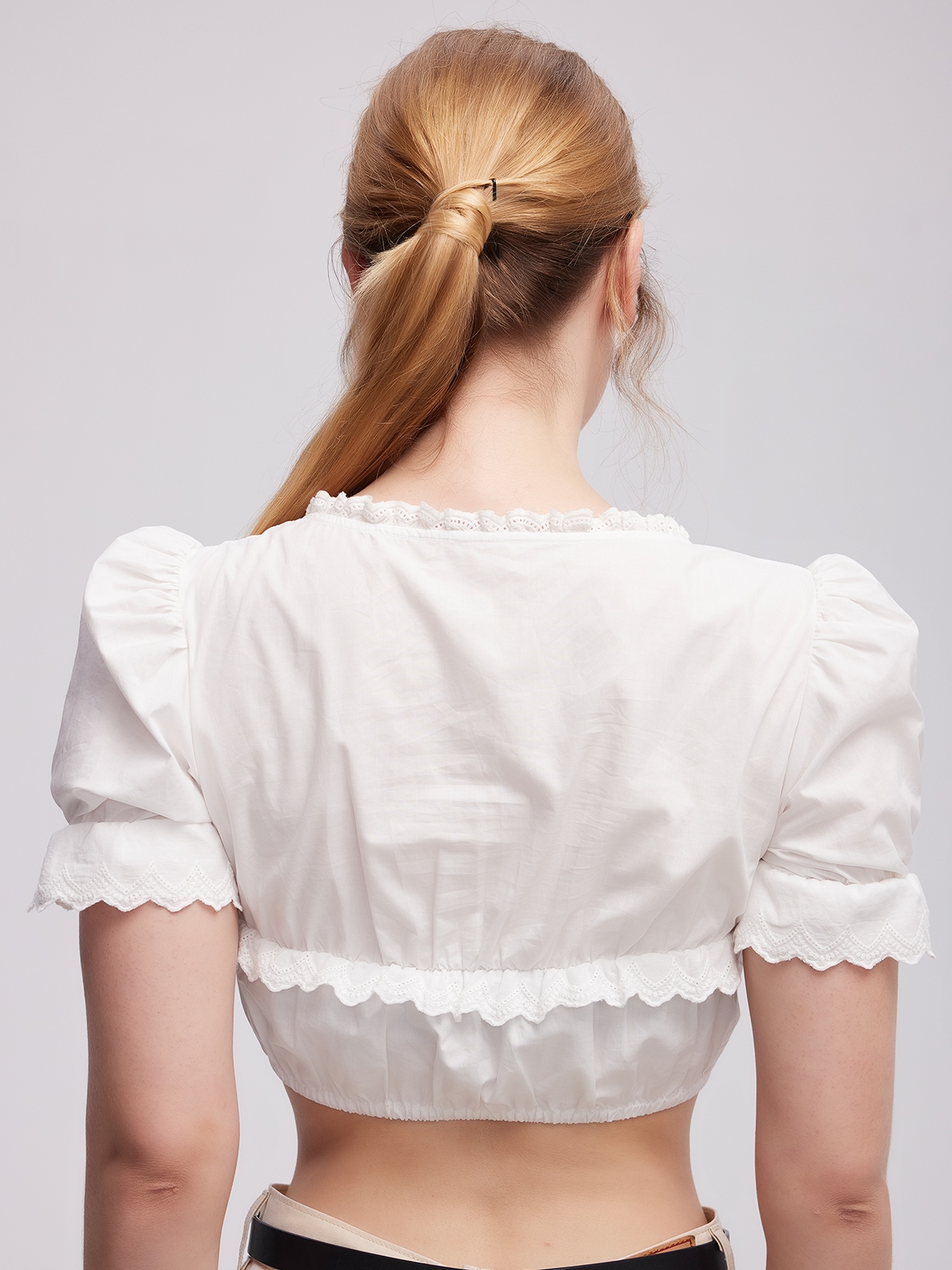 Moderne Langarm Dirndlbluse in Weiß