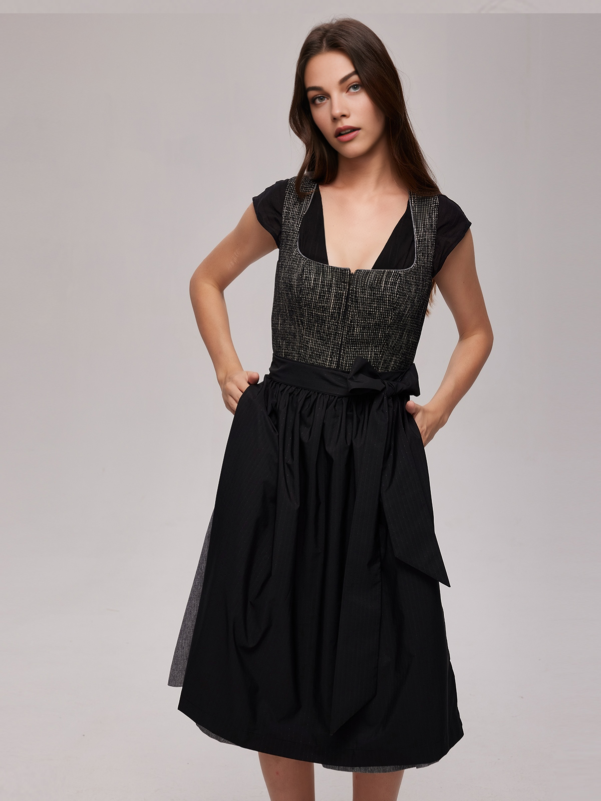Modernes Dirndl schwarz glitzer mit figurbetonter Silhouette