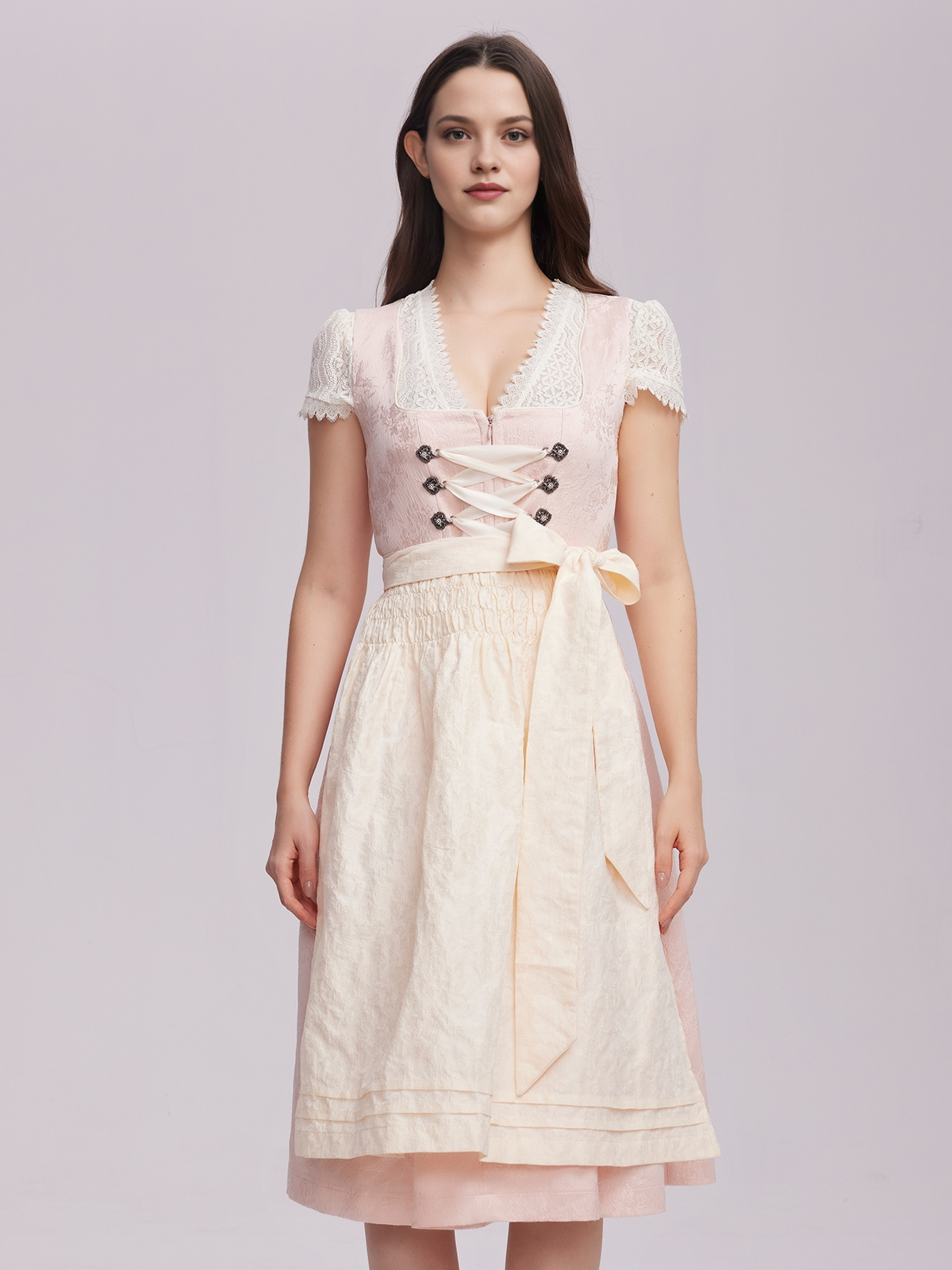 Dirndl in Rosa mit traditionellem Schnitt