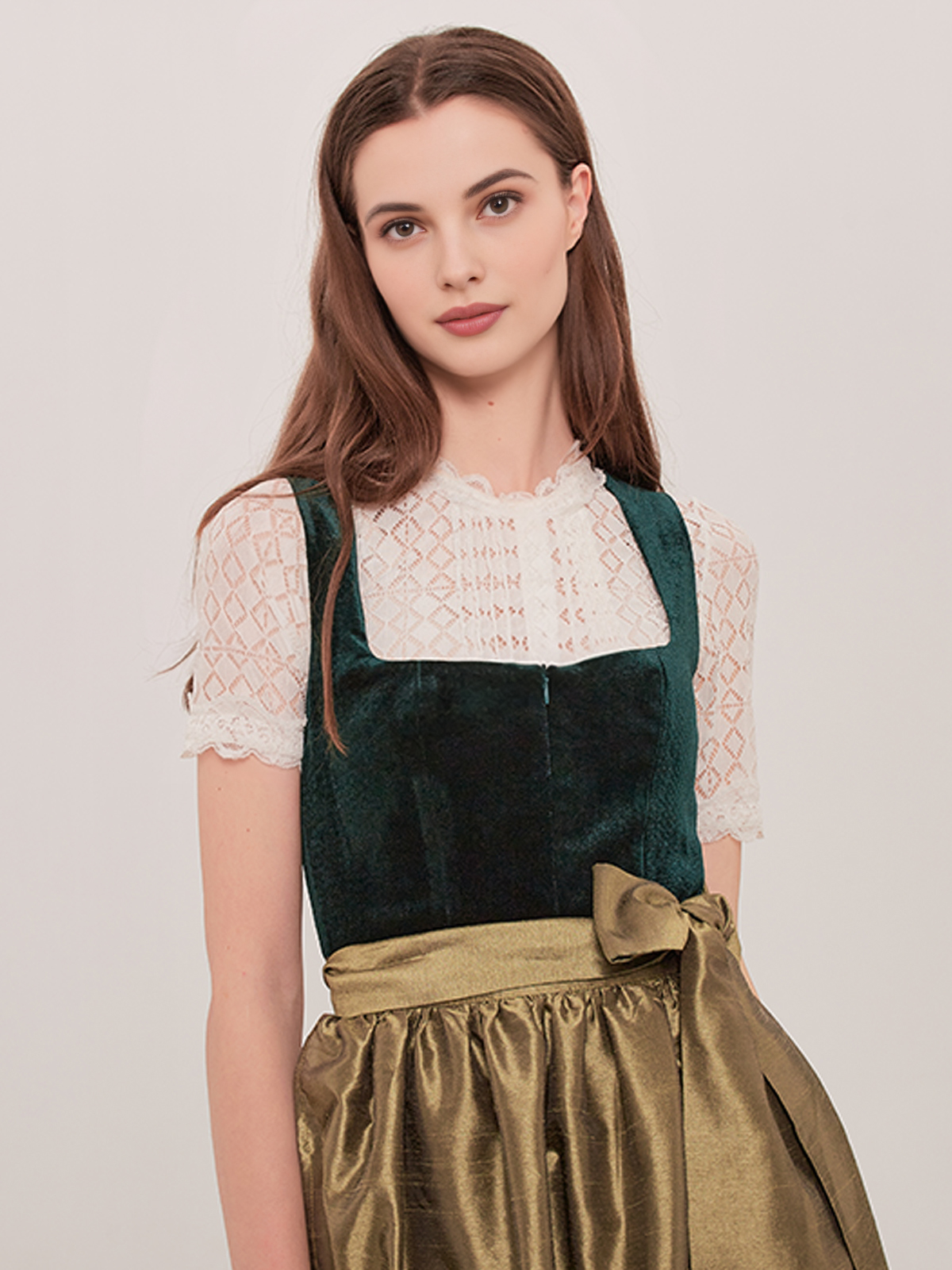 Modernes blaues Dirndl mit floraler Schürze