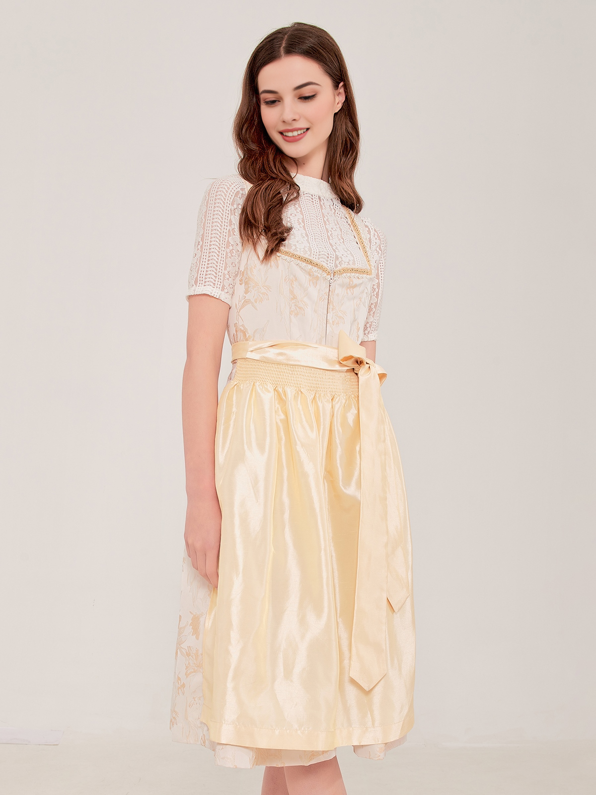 Dirndl mit gelbem Ausschnitt