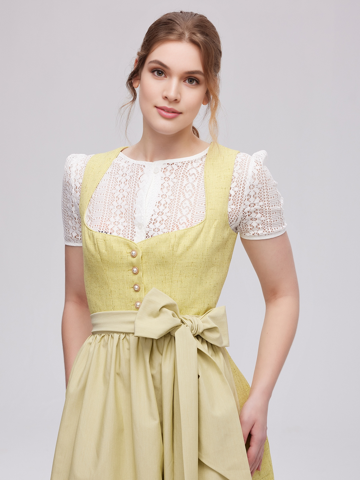Dirndl in Gelb – ein farbenfroher Kontrast