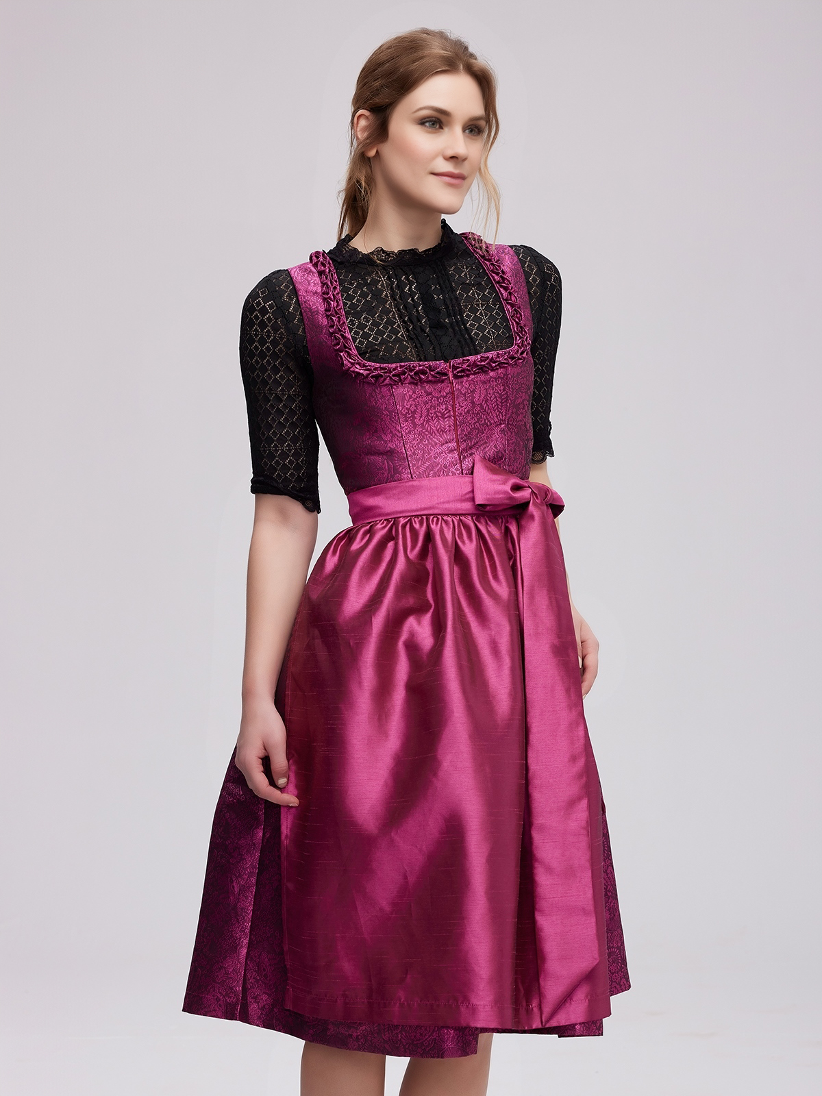 Samt Dirndl Schwarz – Eleganz in Perfektion