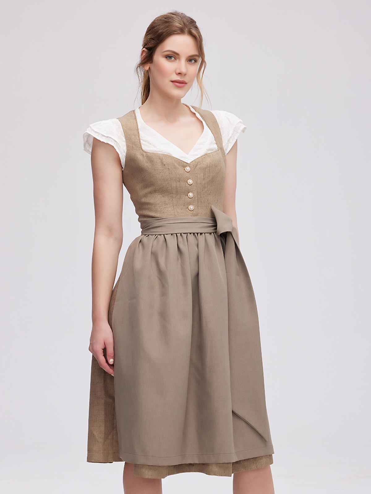 Dirndlbluse Schwarz – elegant und vielseitig
