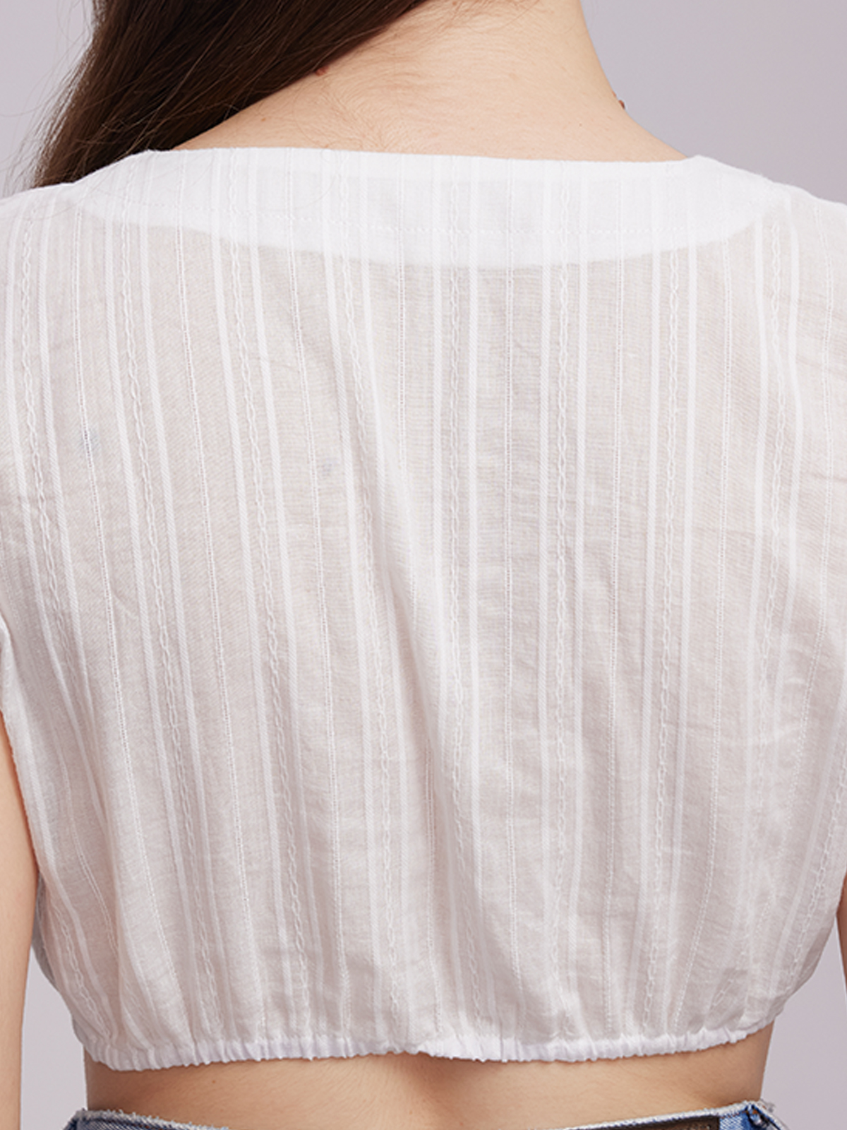 Hochgeschlossene Dirndlbluse in Weiß mit feinen Details