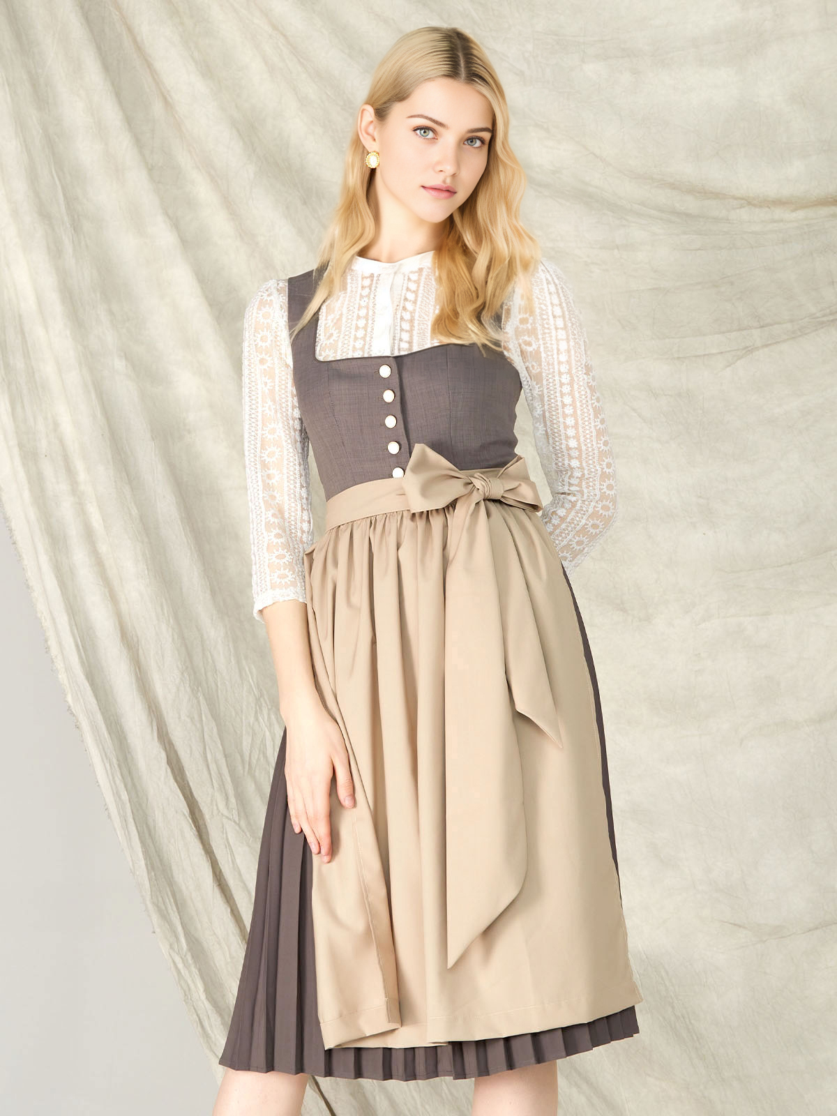 Graues Dirndl mit modernem Schnitt
