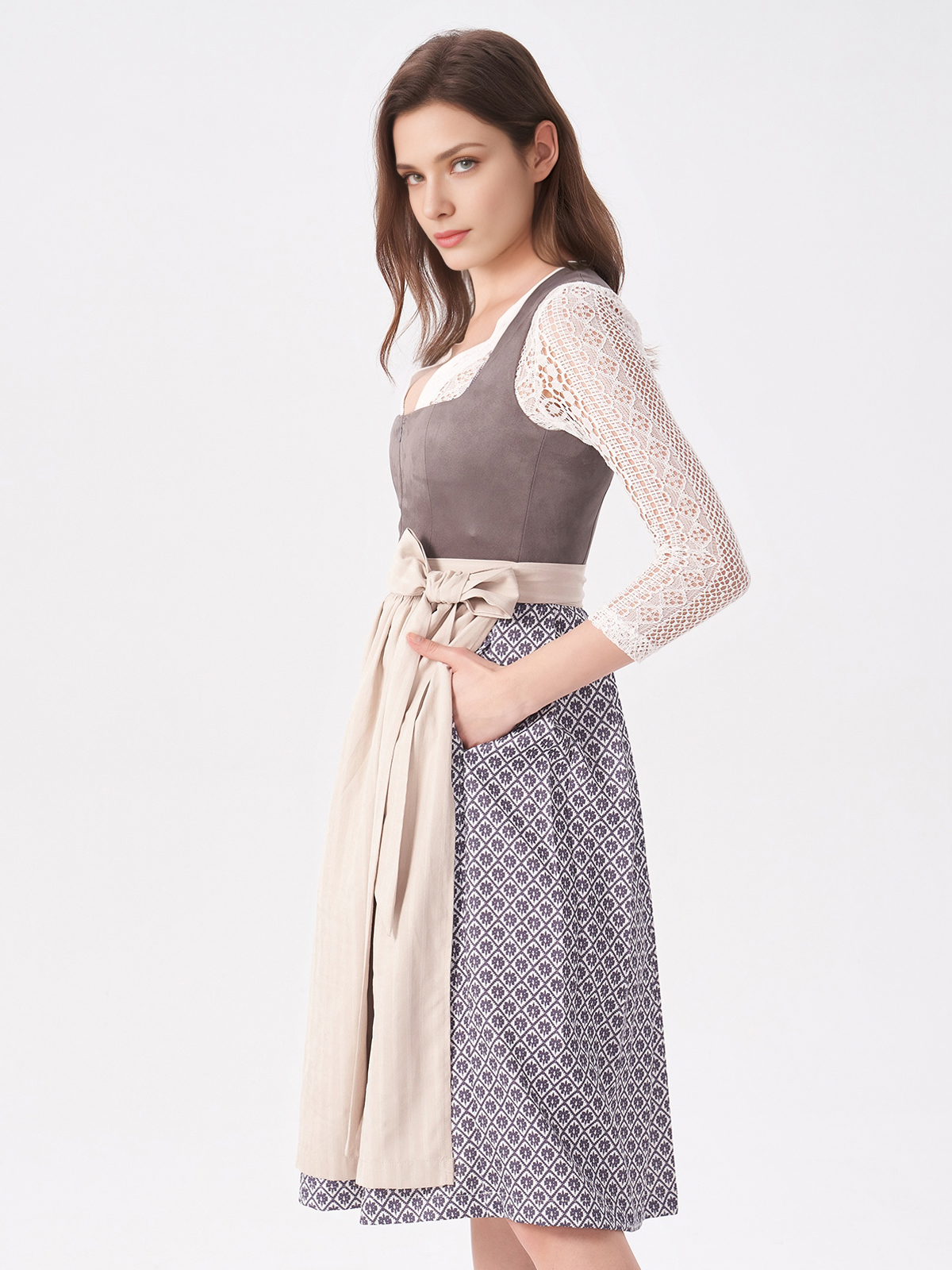 Dirndl in Grau mit elegantem Schnitt