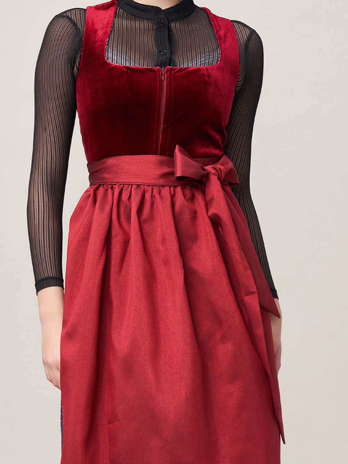 Modernes rotes Dirndl mit schlanker Silhouette