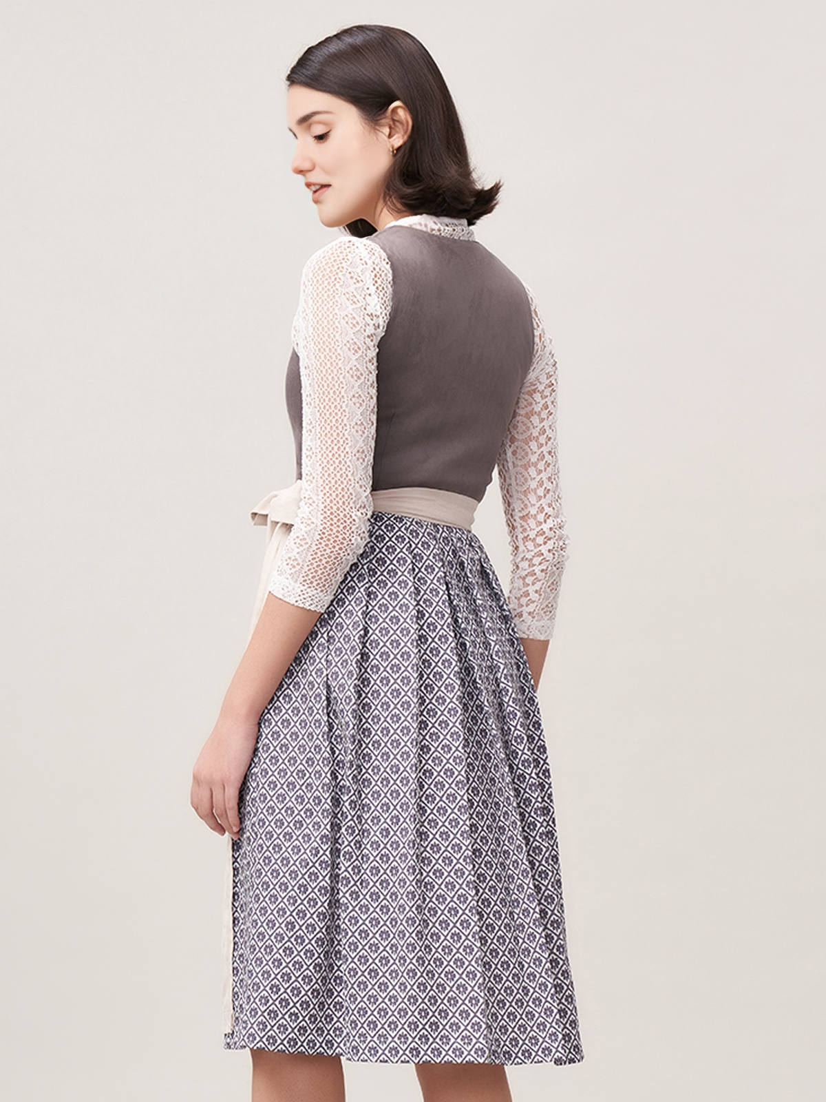 Modernes Dirndl in Grau – perfekt für städtische Eleganz