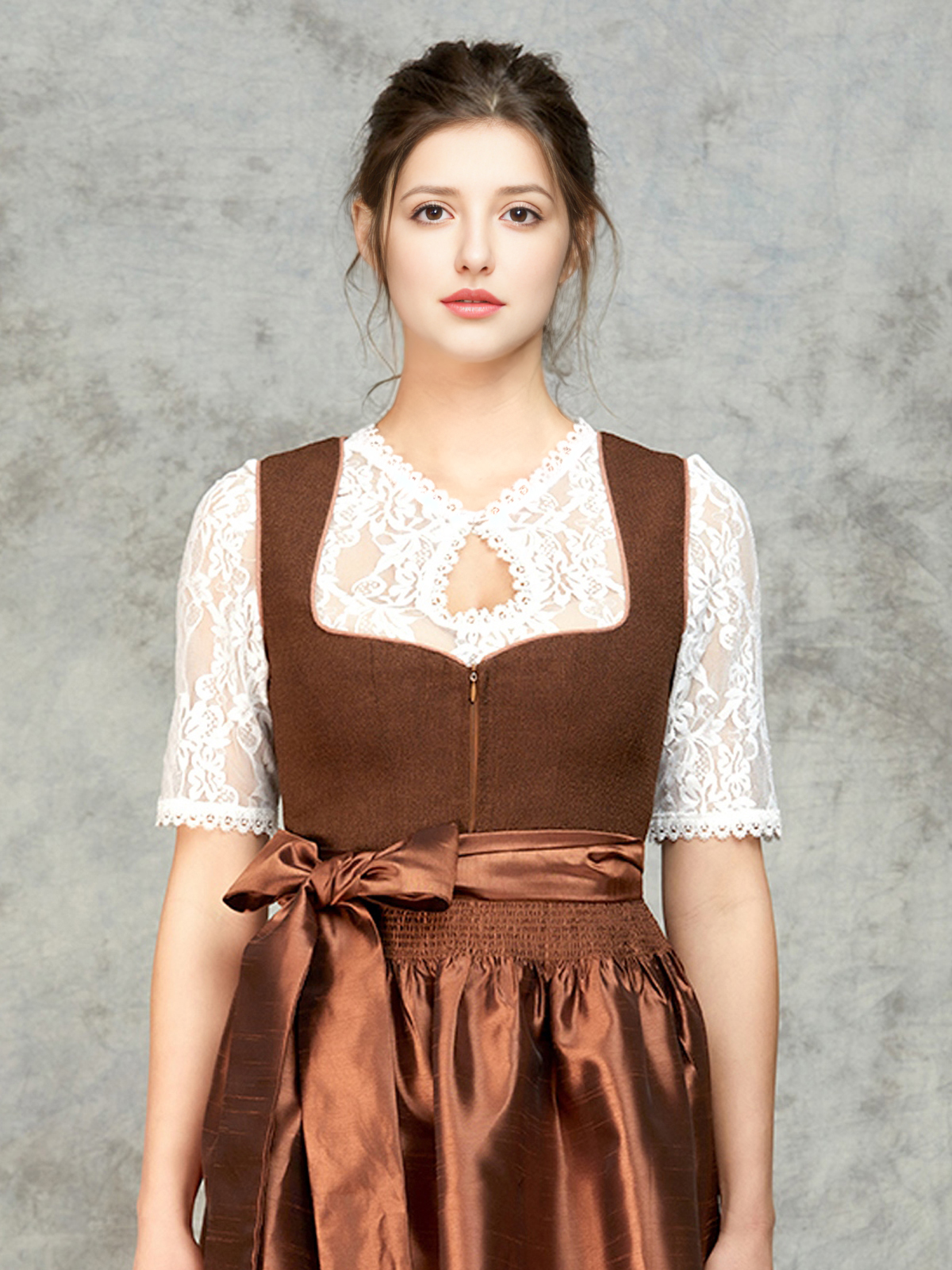 Brombeerfarbenes Dirndl mit natürlichem Charme
