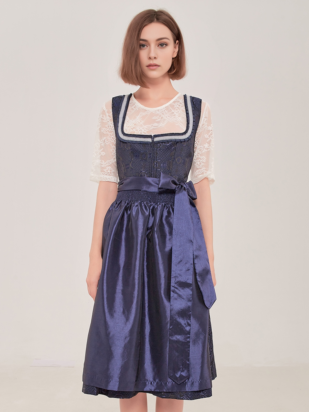 Moderne Dirndlbluse in Blau