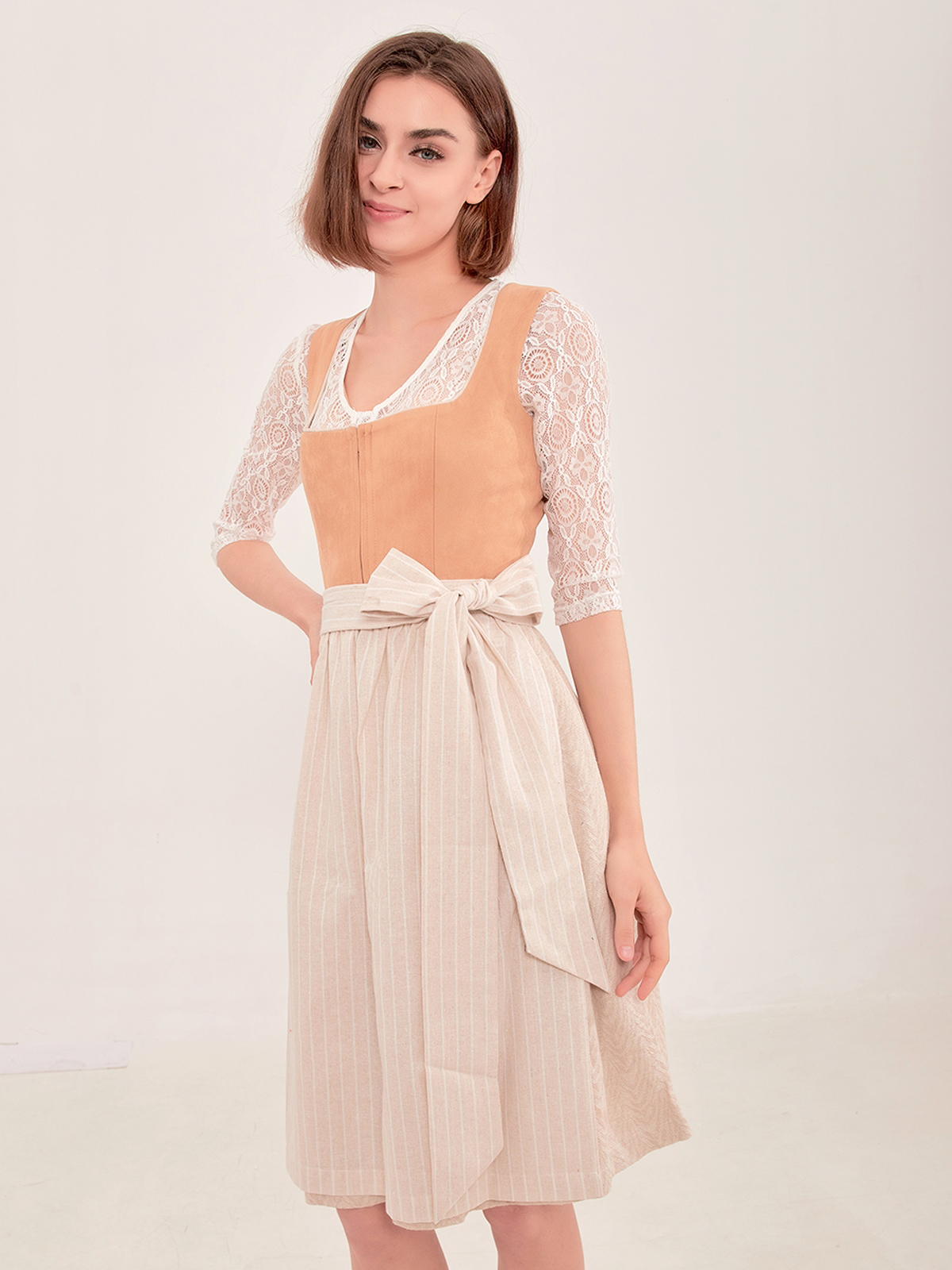 Samt Dirndl Beige – stilvoll und vielseitig