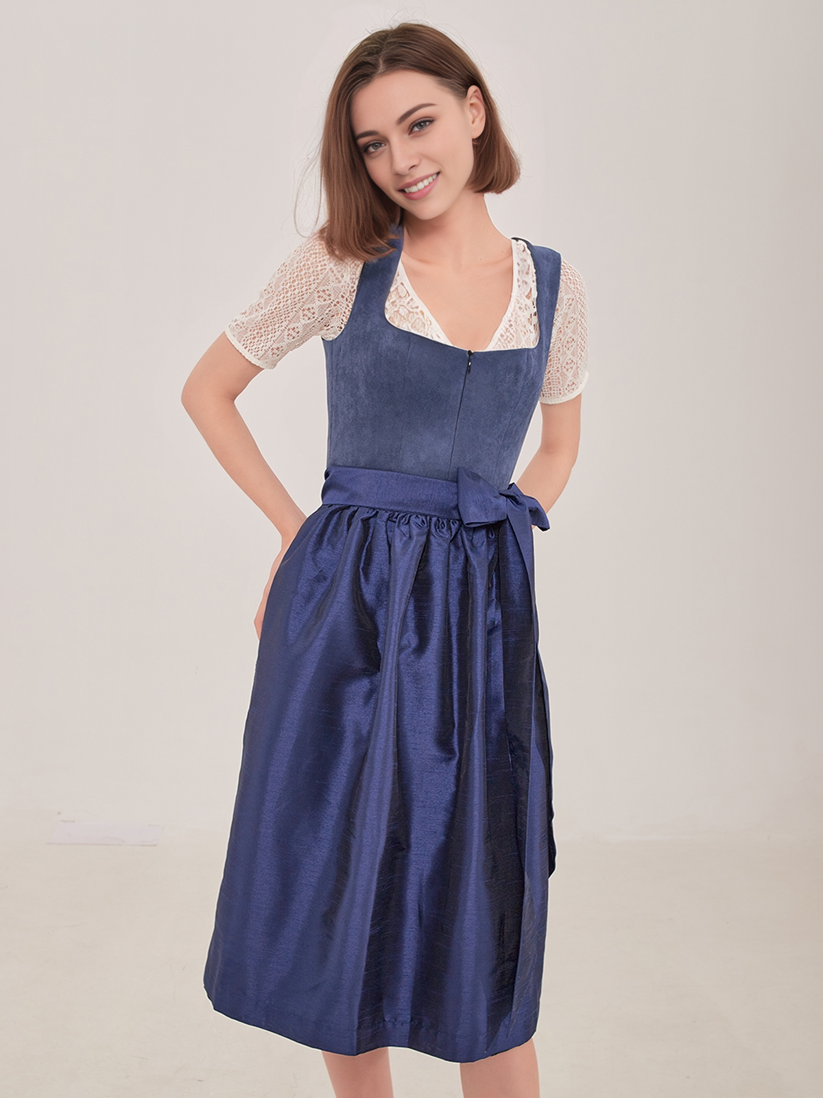Ein elegantes blaues Dirndl mit floralen Details