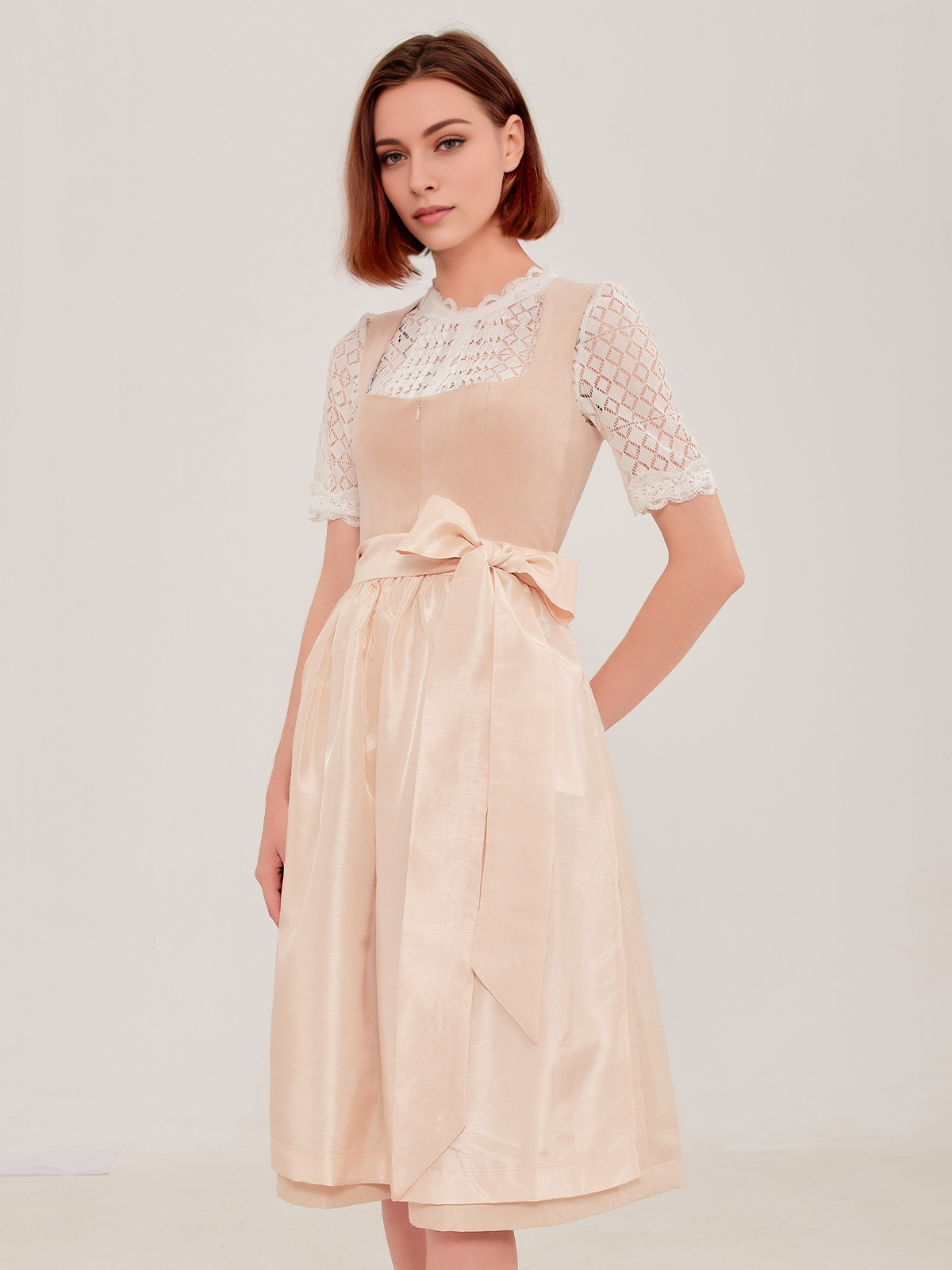 Moderne weinrote Dirndlbluse mit figurbetonter Passform