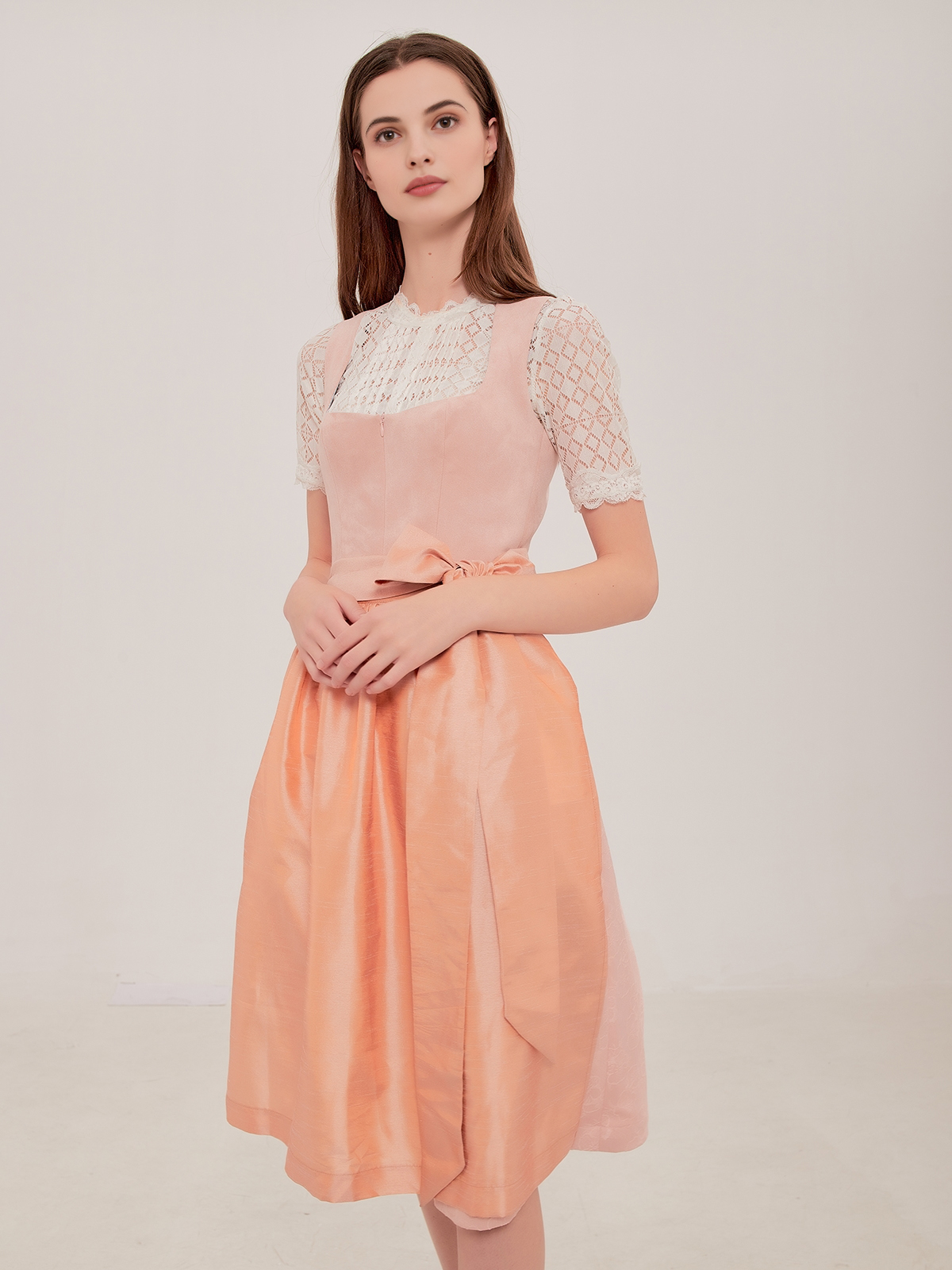 Dirndl Rosa Blau – Eleganz in zarten Tönen