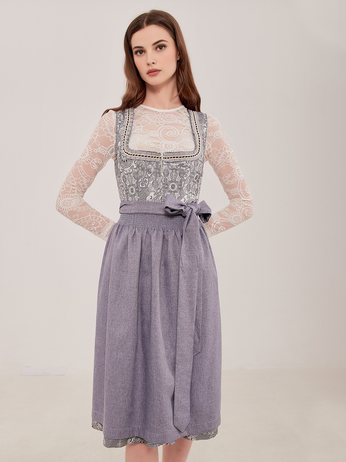 Dirndl in Grau – zeitlose Eleganz