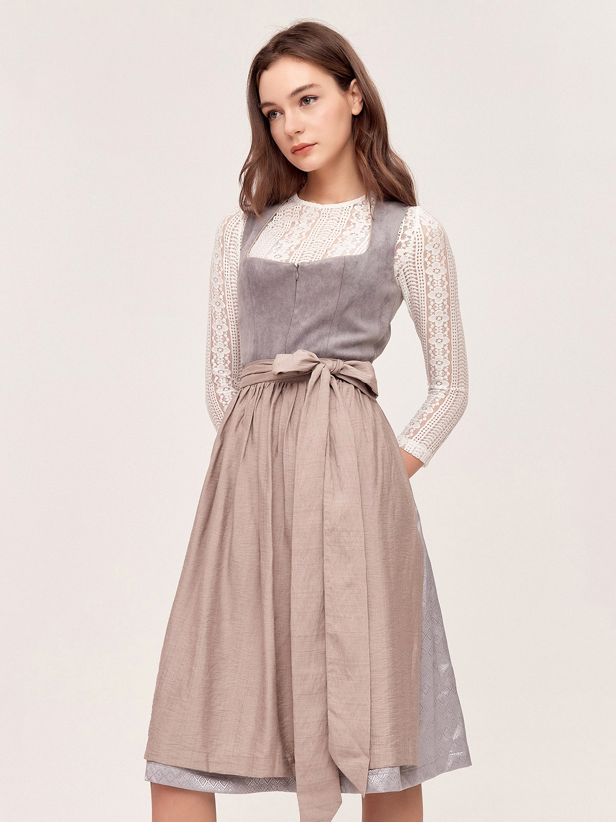Modernes Dirndl in Grau