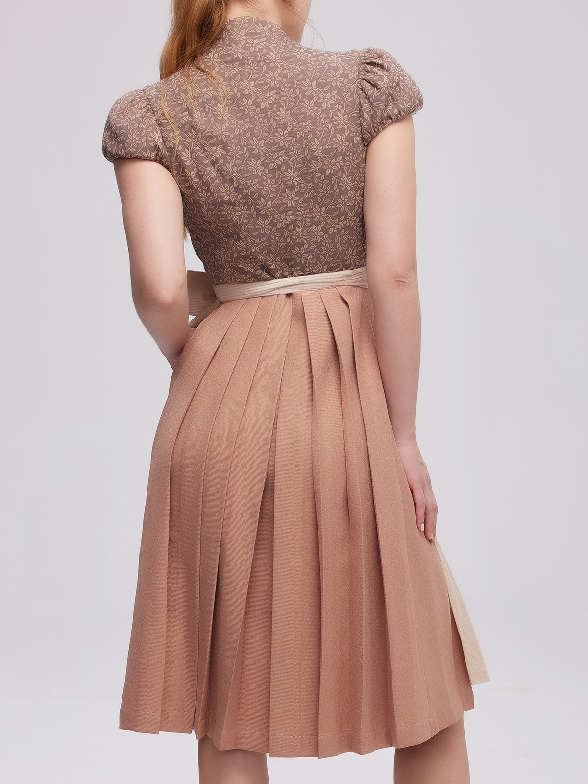 Modernes Dirndl mit hochgeschlossener Bluse