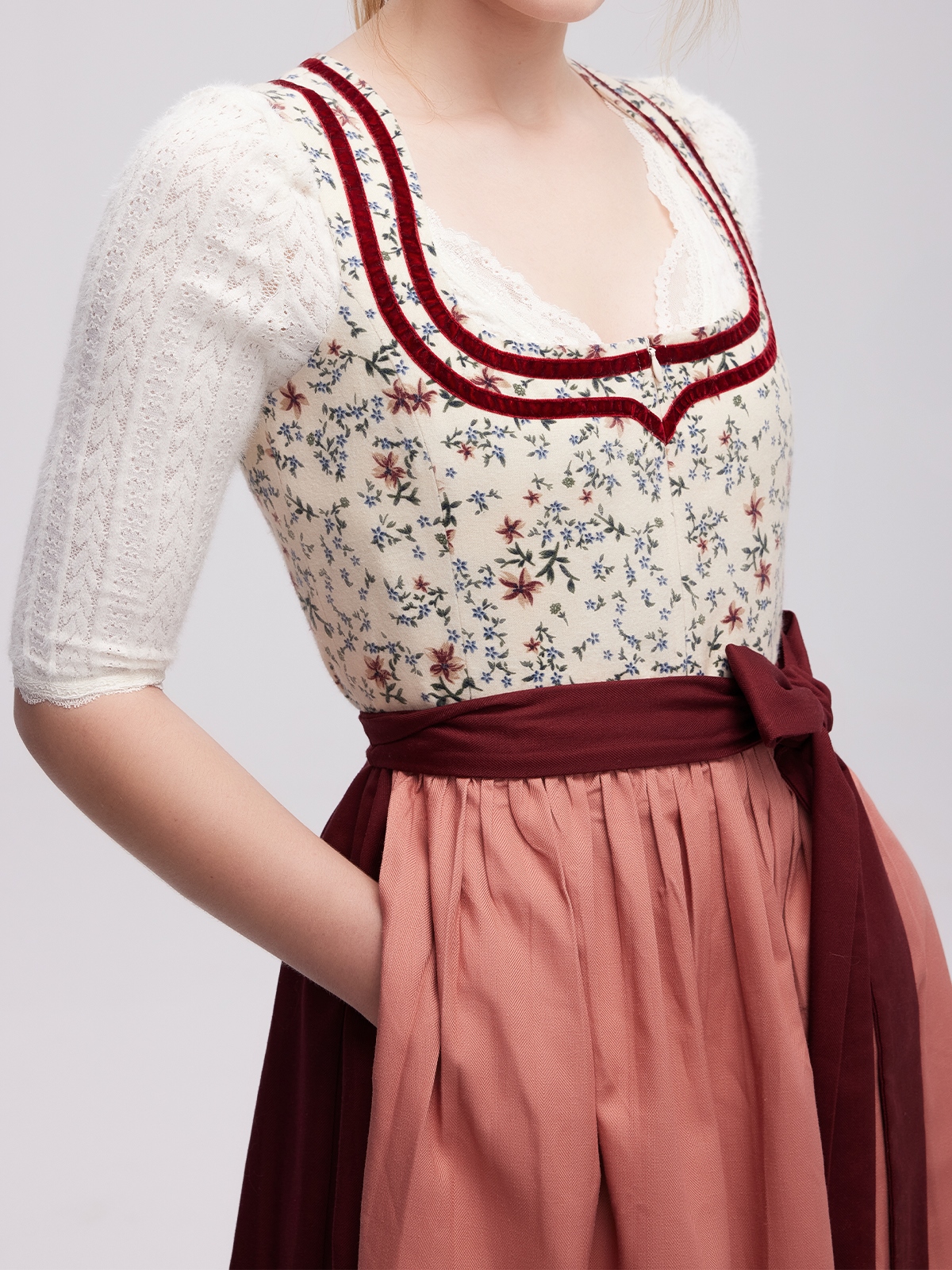 Dirndl Krüger Rot in eleganter Pose