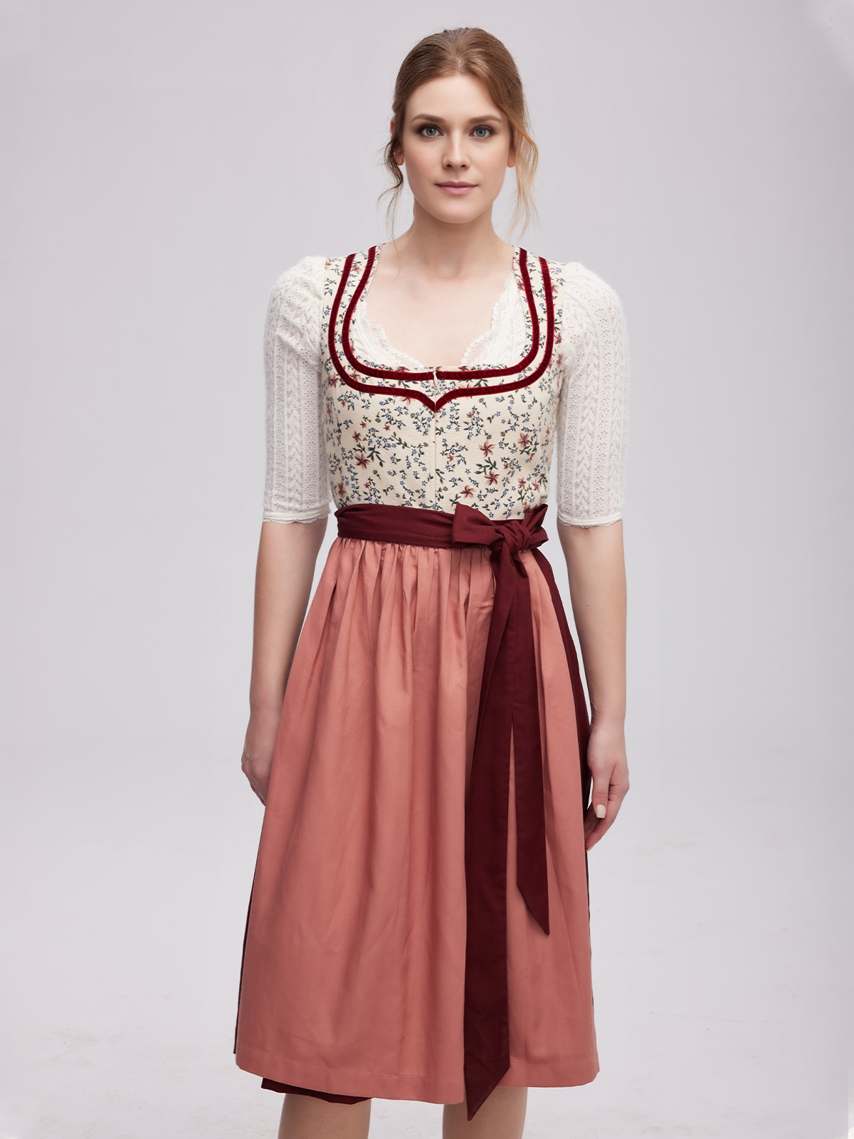 Modernes dunkelgrün Dirndl mit schmalem Schnitt und eleganter Schürze