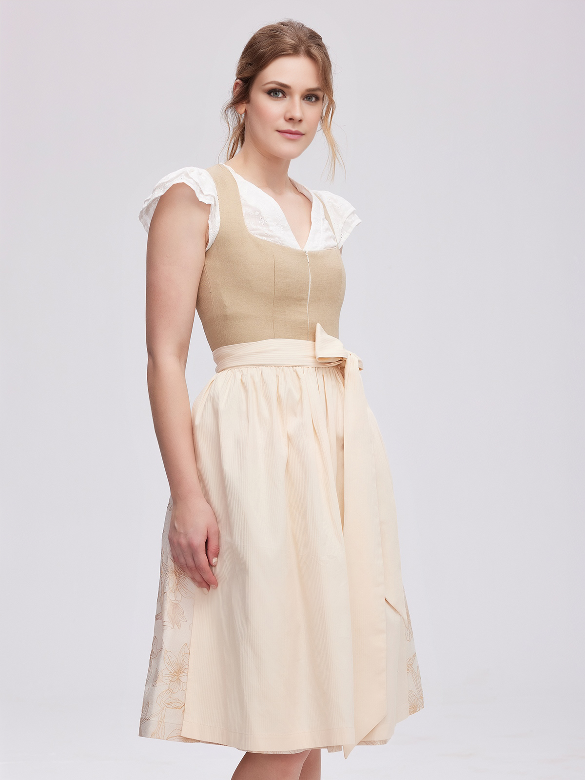 Modernes Dirndl in Braun mit schlankem Schnitt