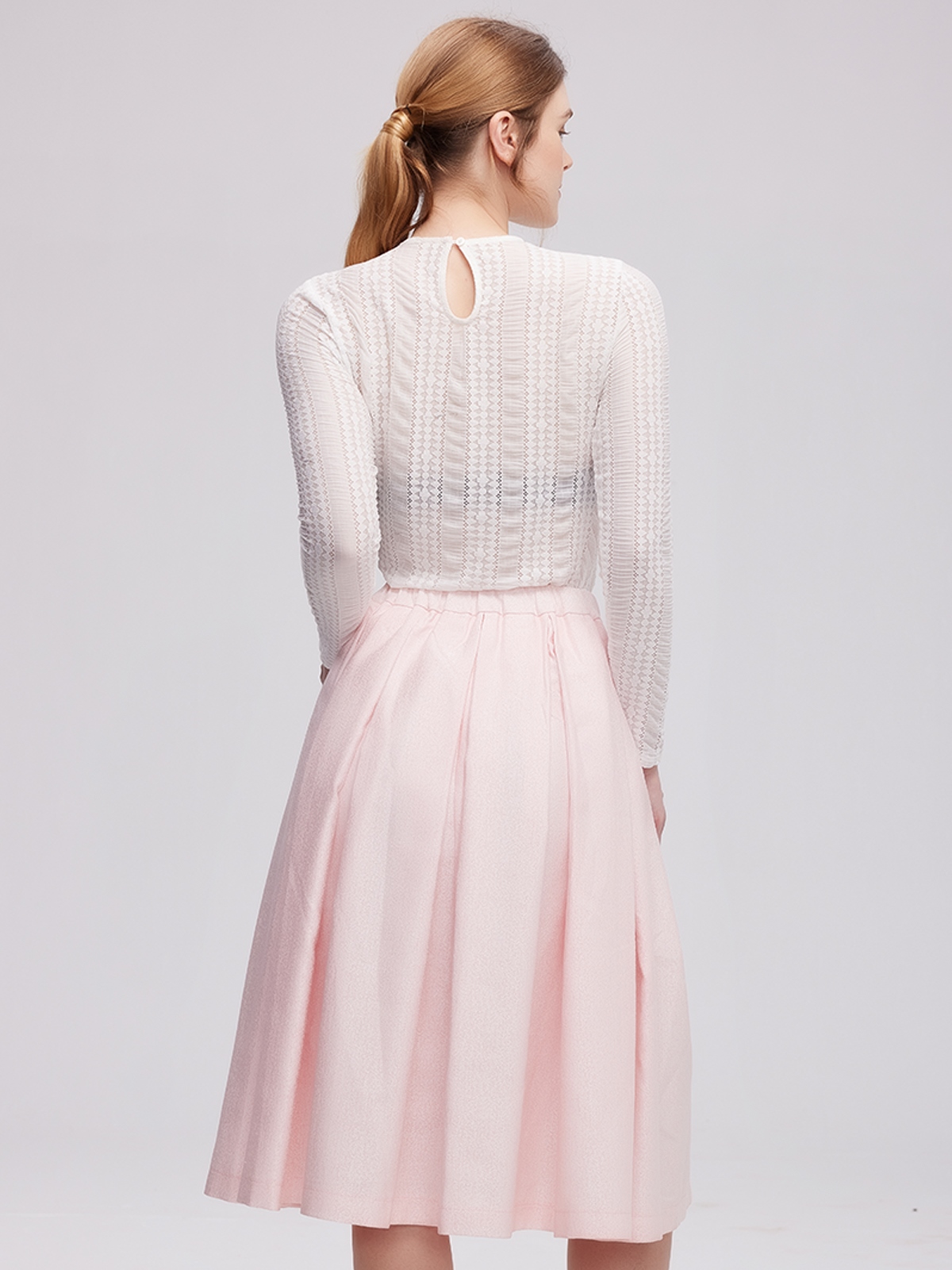 Modernes kurzes Dirndl in Rosa