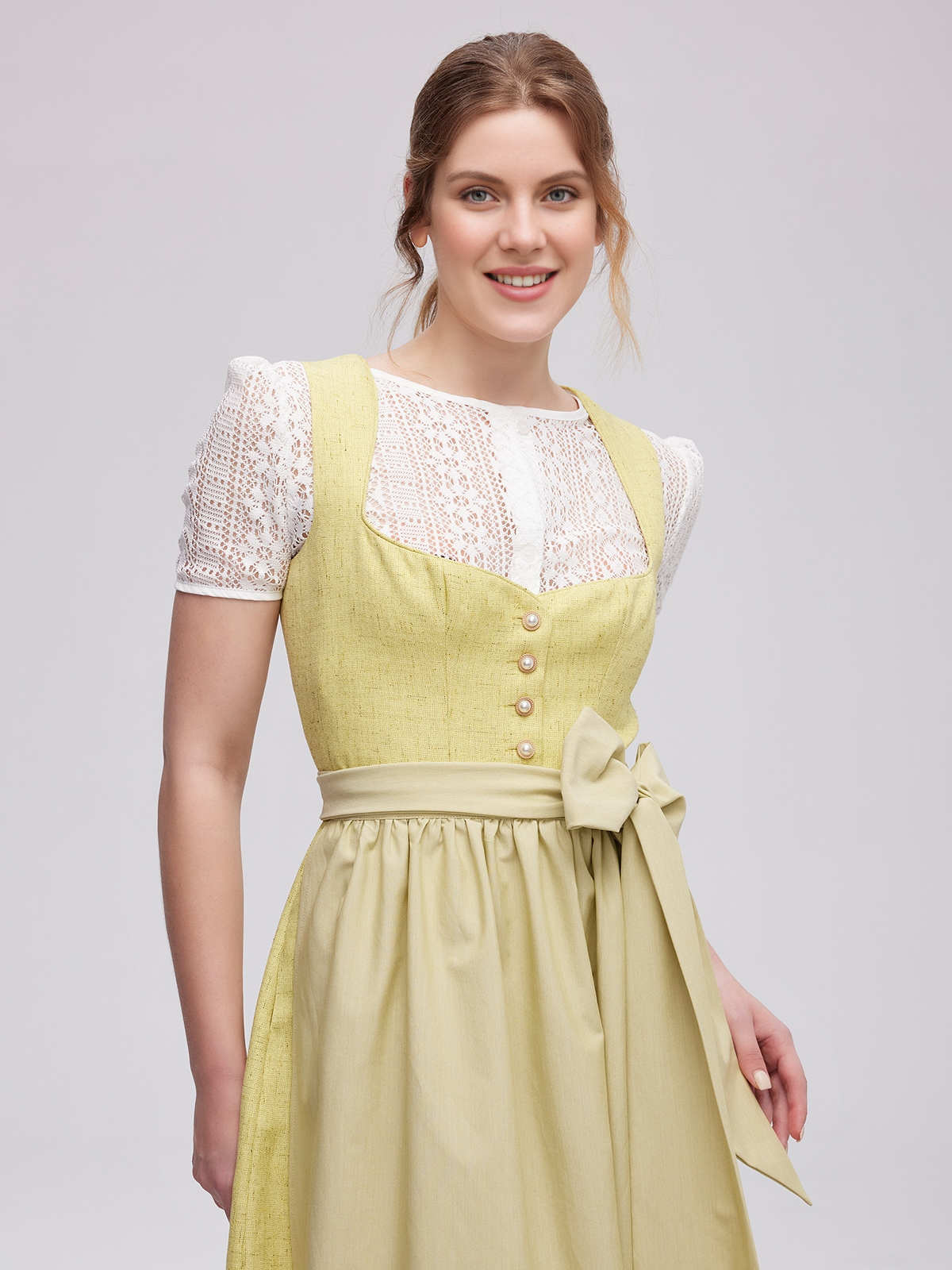 Modernes Dirndl in Gelb – perfekt für den urbanen Look