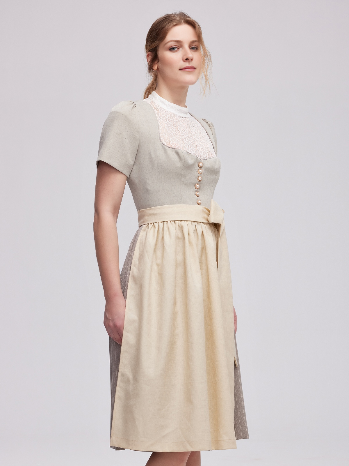 Ein elegantes Dirndl in blau-beige, perfekt für festliche Anlässe