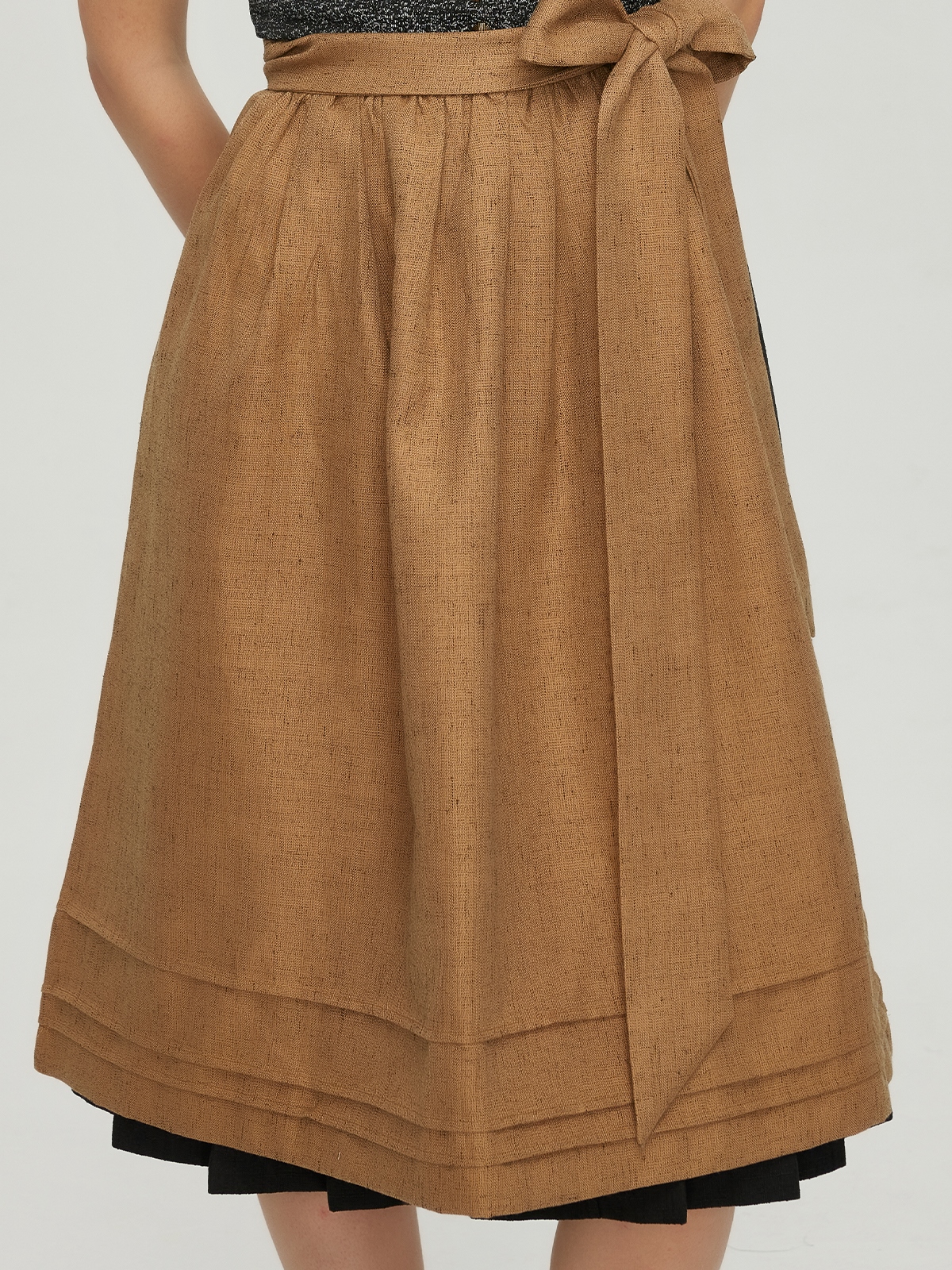 Modernes Dirndl in Schwarz mit grüner Bluse