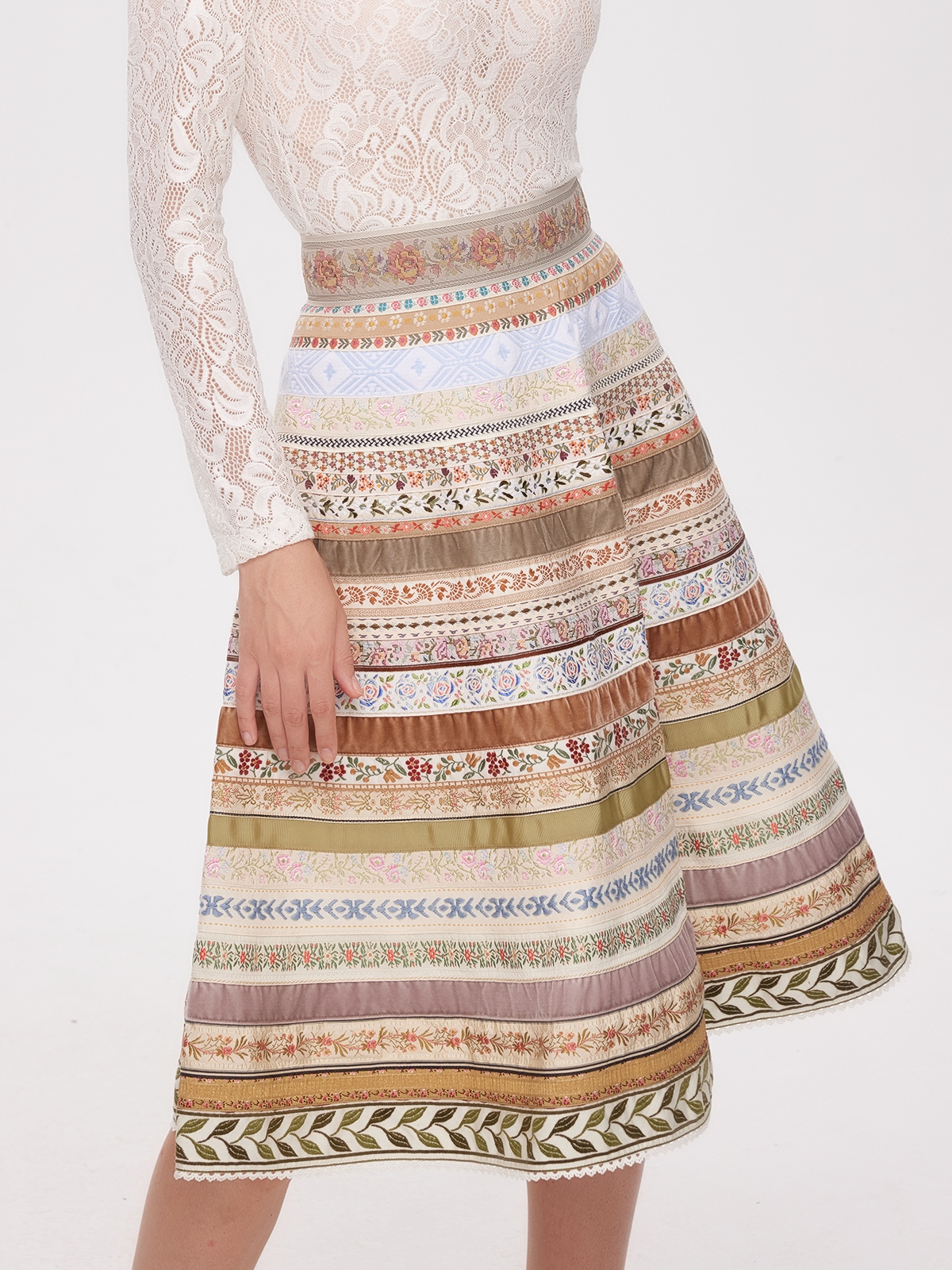 Dirndl in Beige mit modernem Schnitt