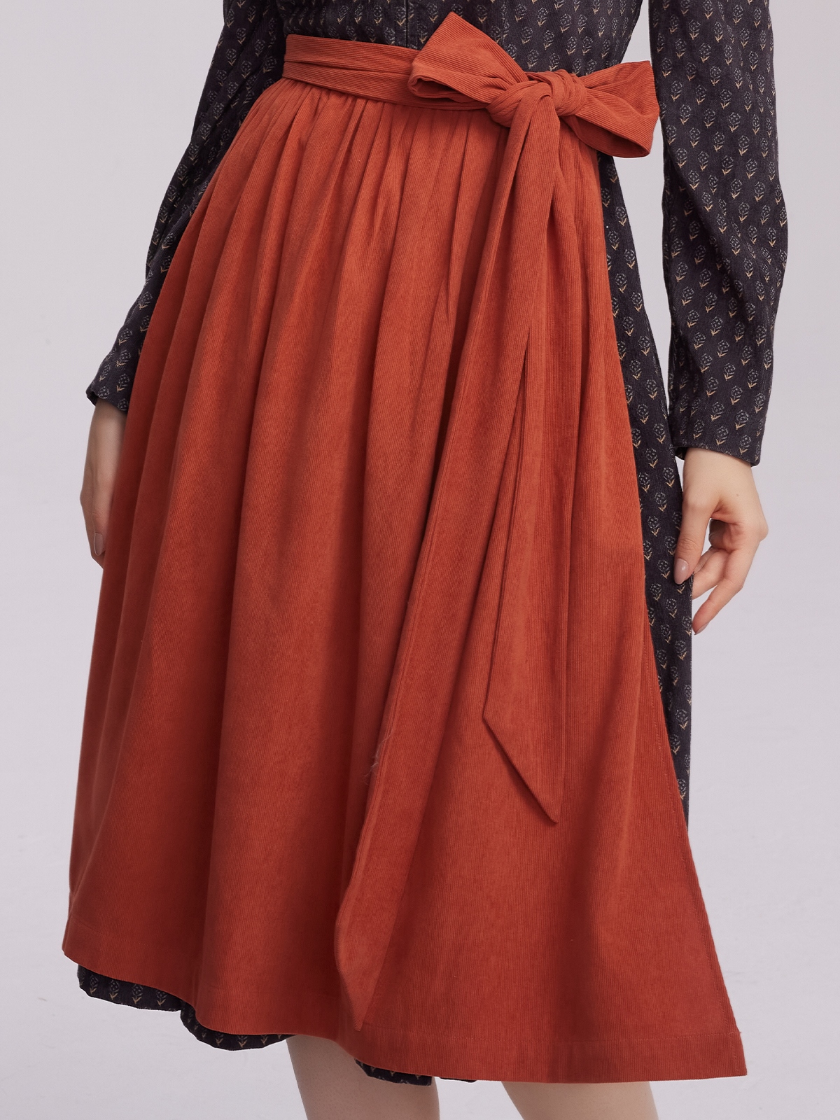 Modernes Dirndl in hellgrau