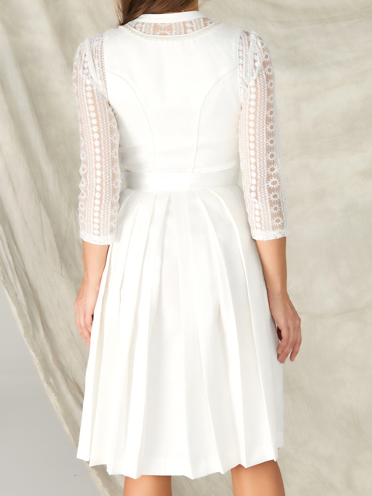 Janker Dirndl in Weiß – zeitlose Eleganz