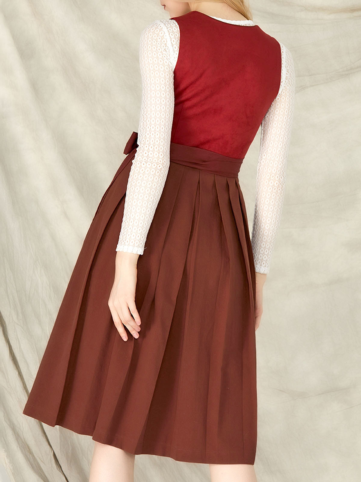 Dirndlkleid mit Ärmel in Rot – ein zeitloser Klassiker