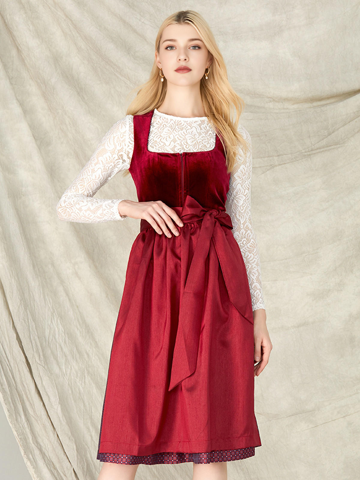 Dirndl Hell in zarter Eleganz