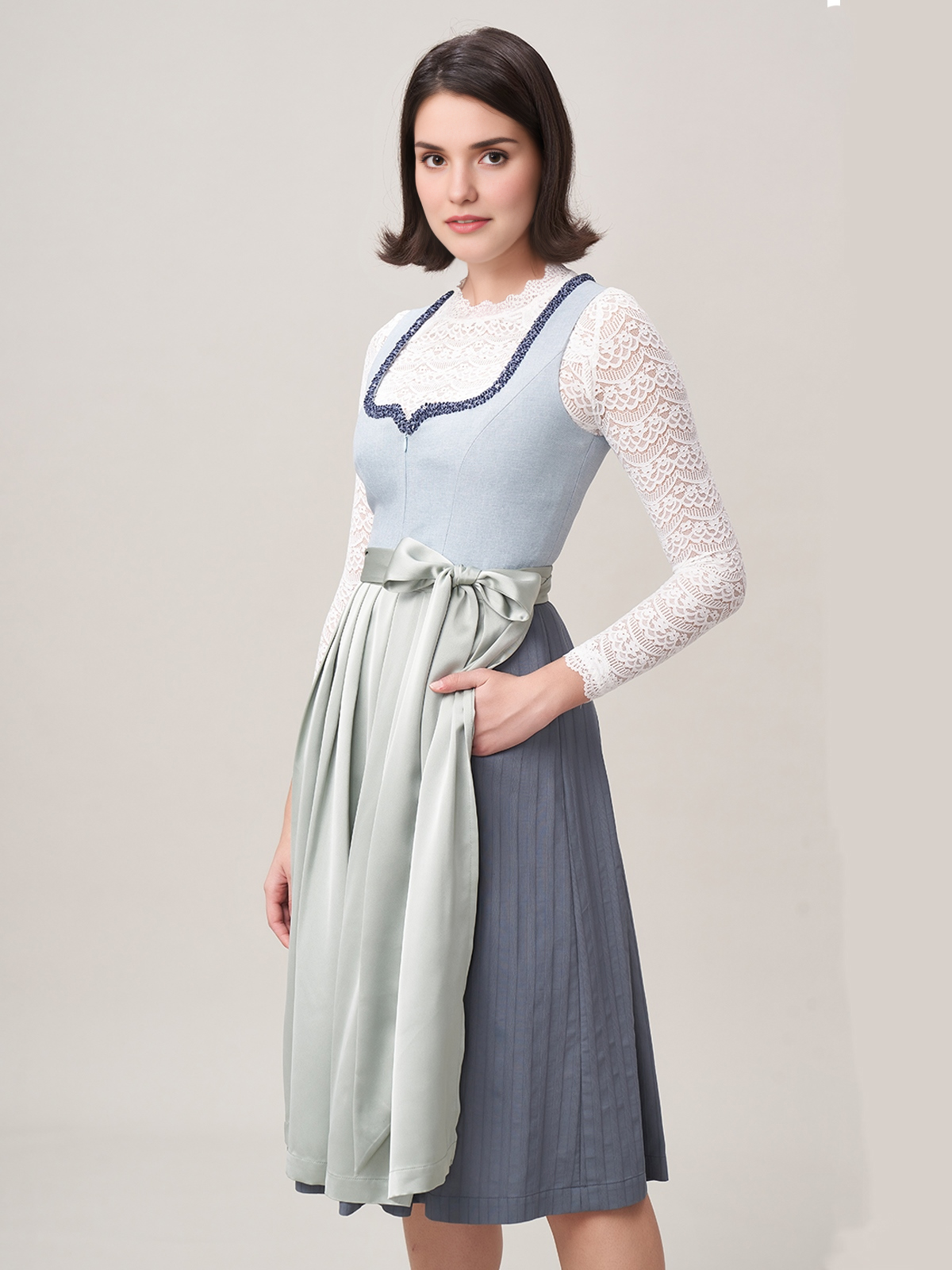 Dirndl in Khaki mit blumiger Bluse