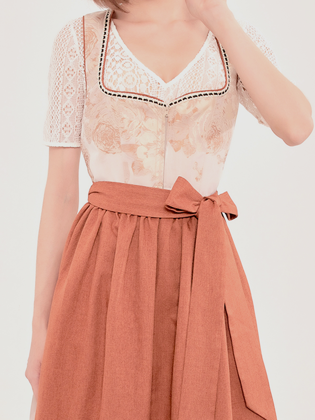 Braunes Samt-Dirndl mit detailreicher Stickarbeit